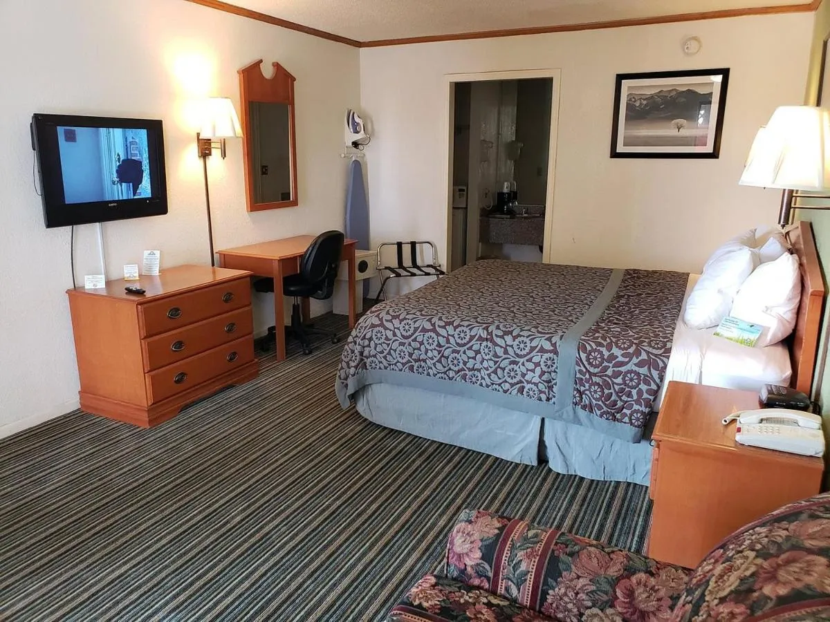 Bed in Economy Hotel Wichita- Florence St