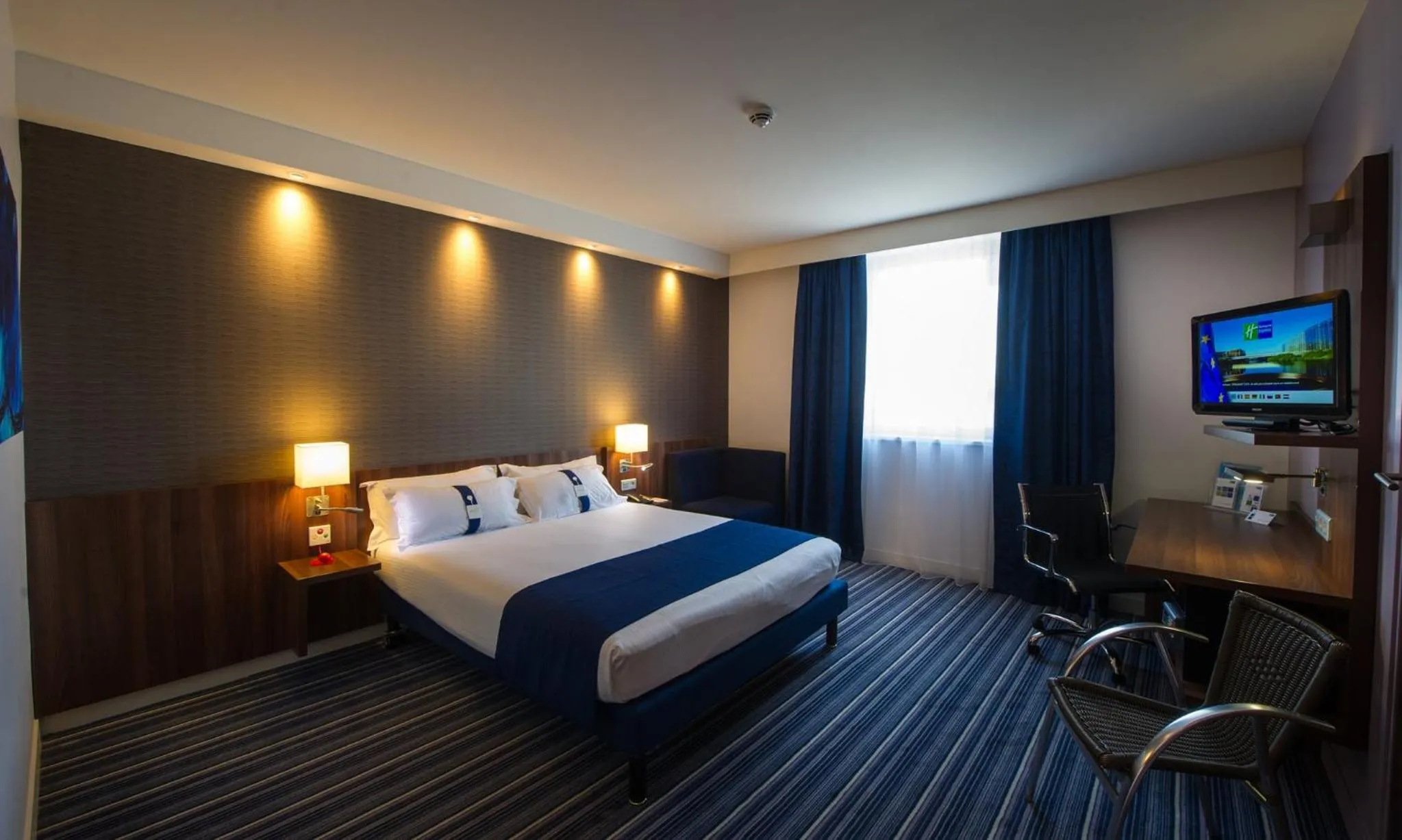 Photo of the whole room, Bed in Holiday Inn Express Strasbourg Centre by IHG