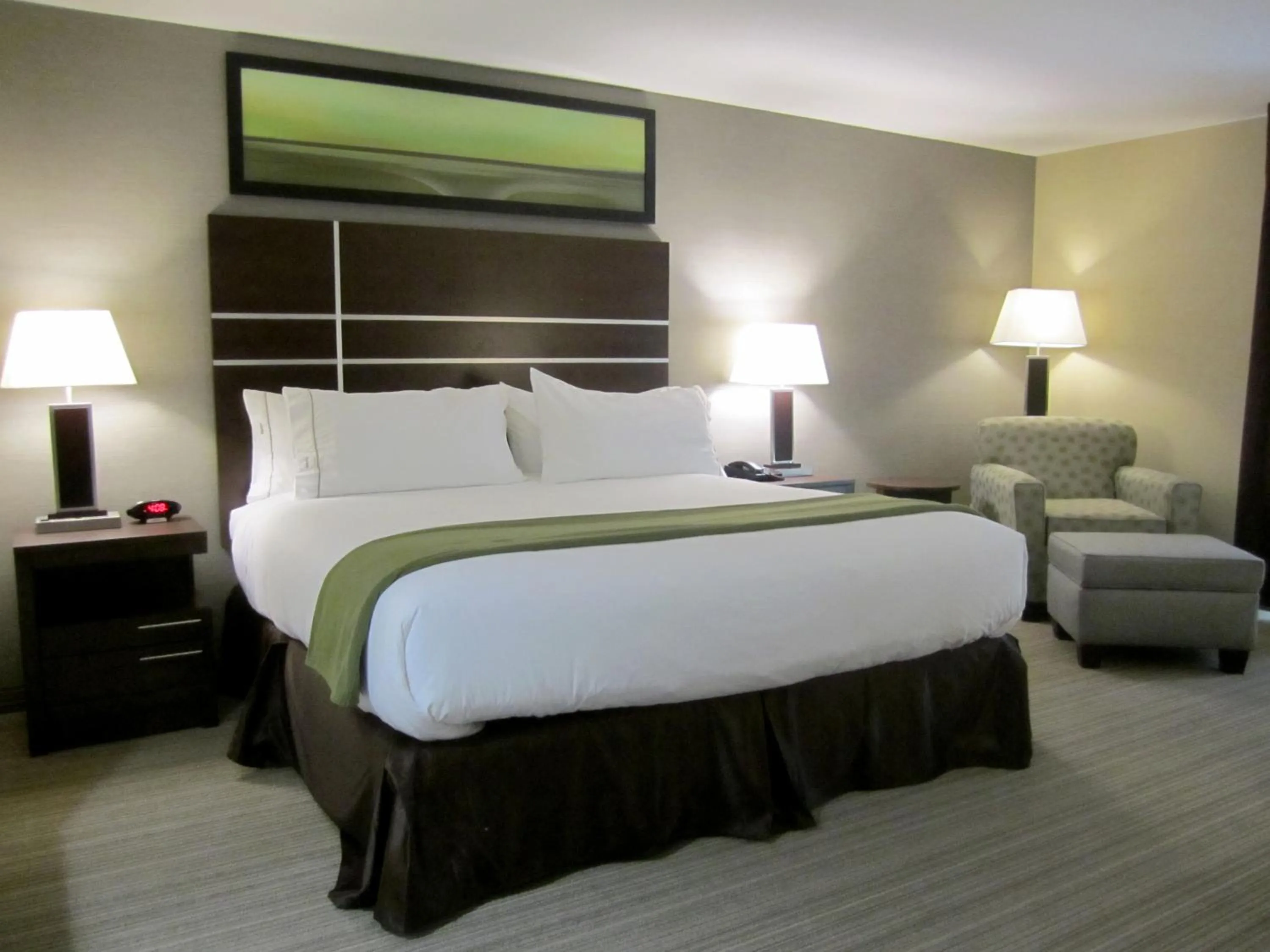 Bed in Holiday Inn Express Golden-Kicking Horse by IHG