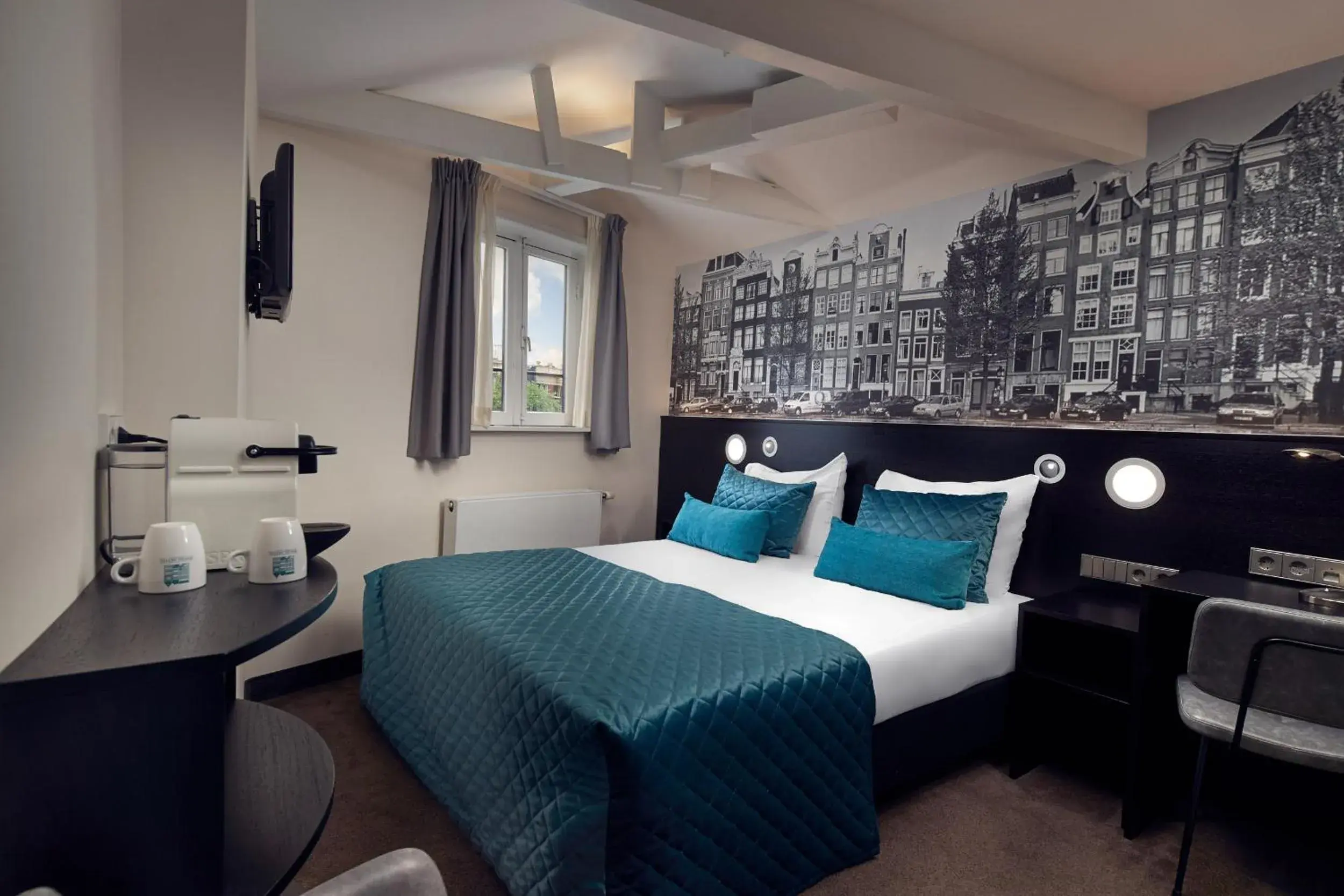 Twin Room with Canal View in Singel Hotel Amsterdam Twin Room with Canal View in Singel Hotel Amsterdam