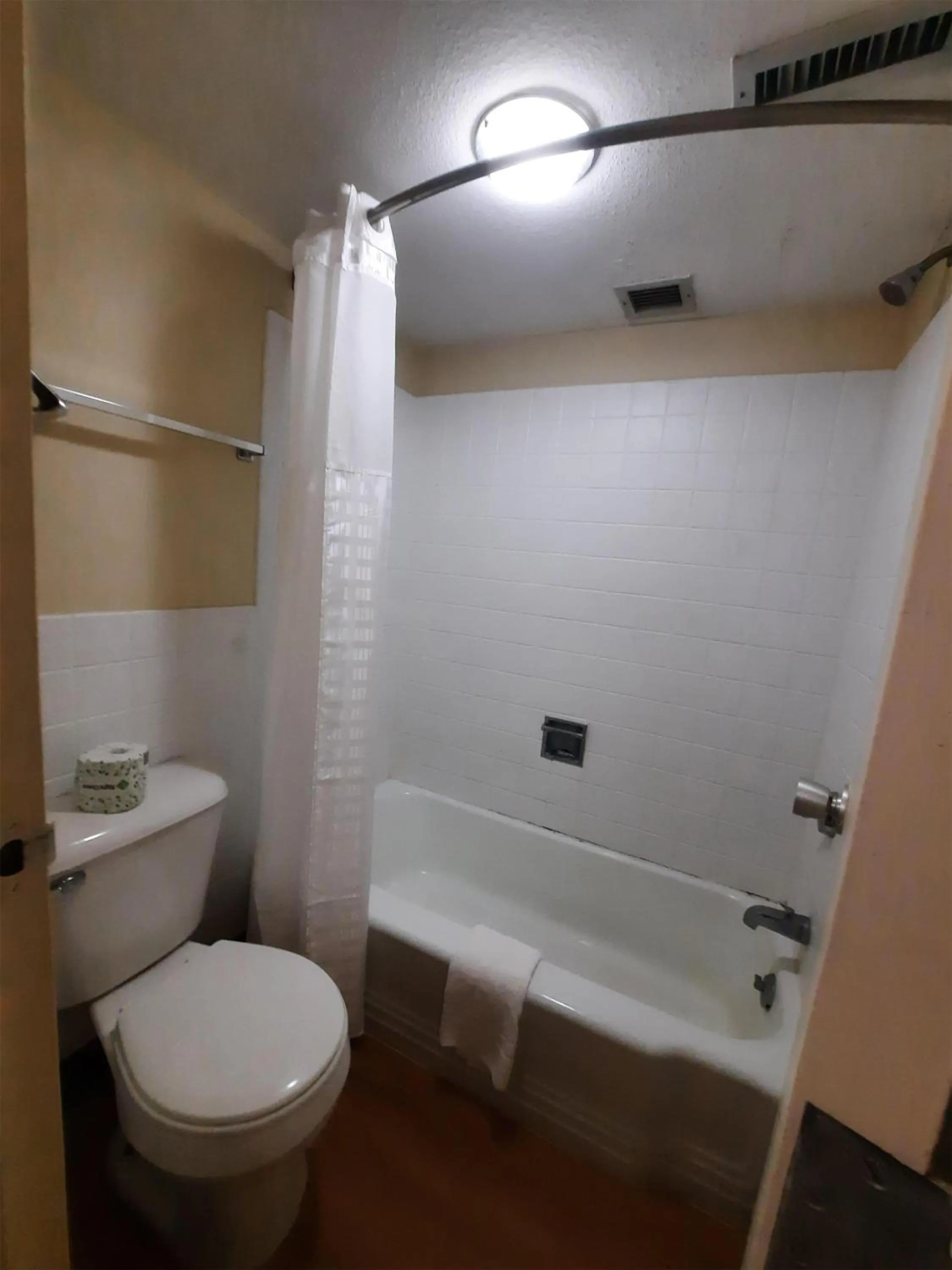 Bedroom in Americas Best Value Inn Moline