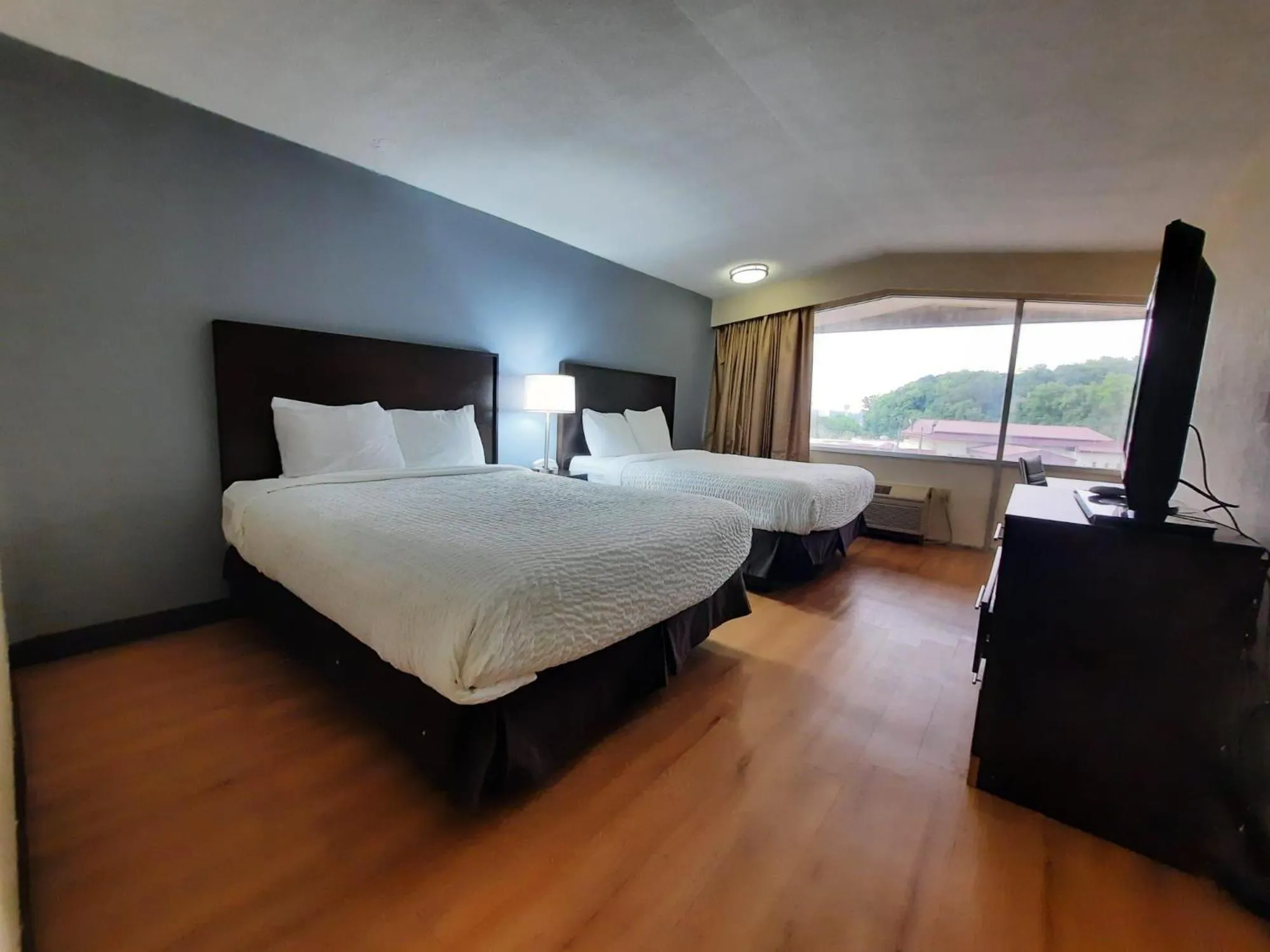 Bedroom, Bed in Americas Best Value Inn Moline