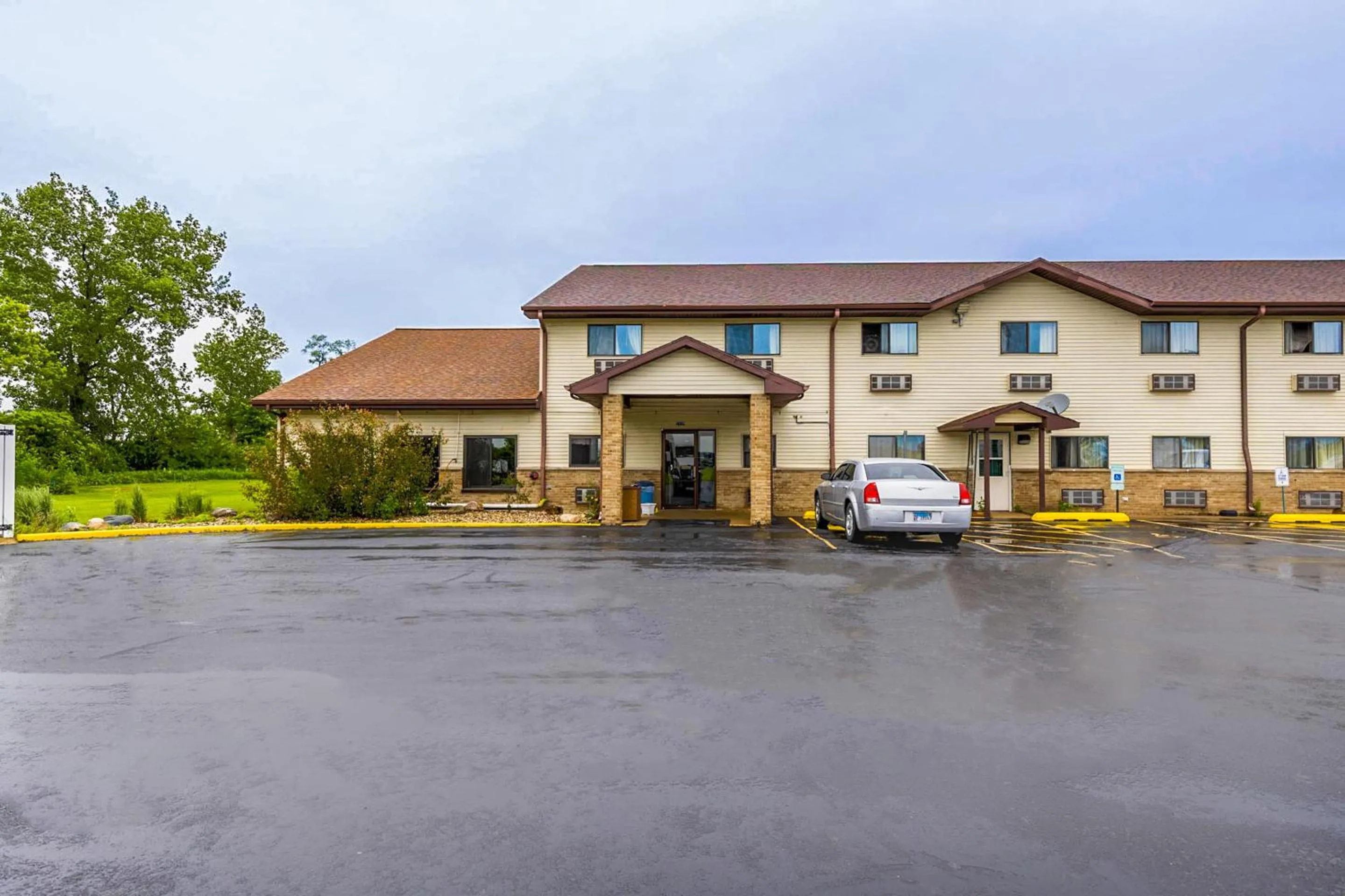 Facade/entrance in Super Sleep Inn