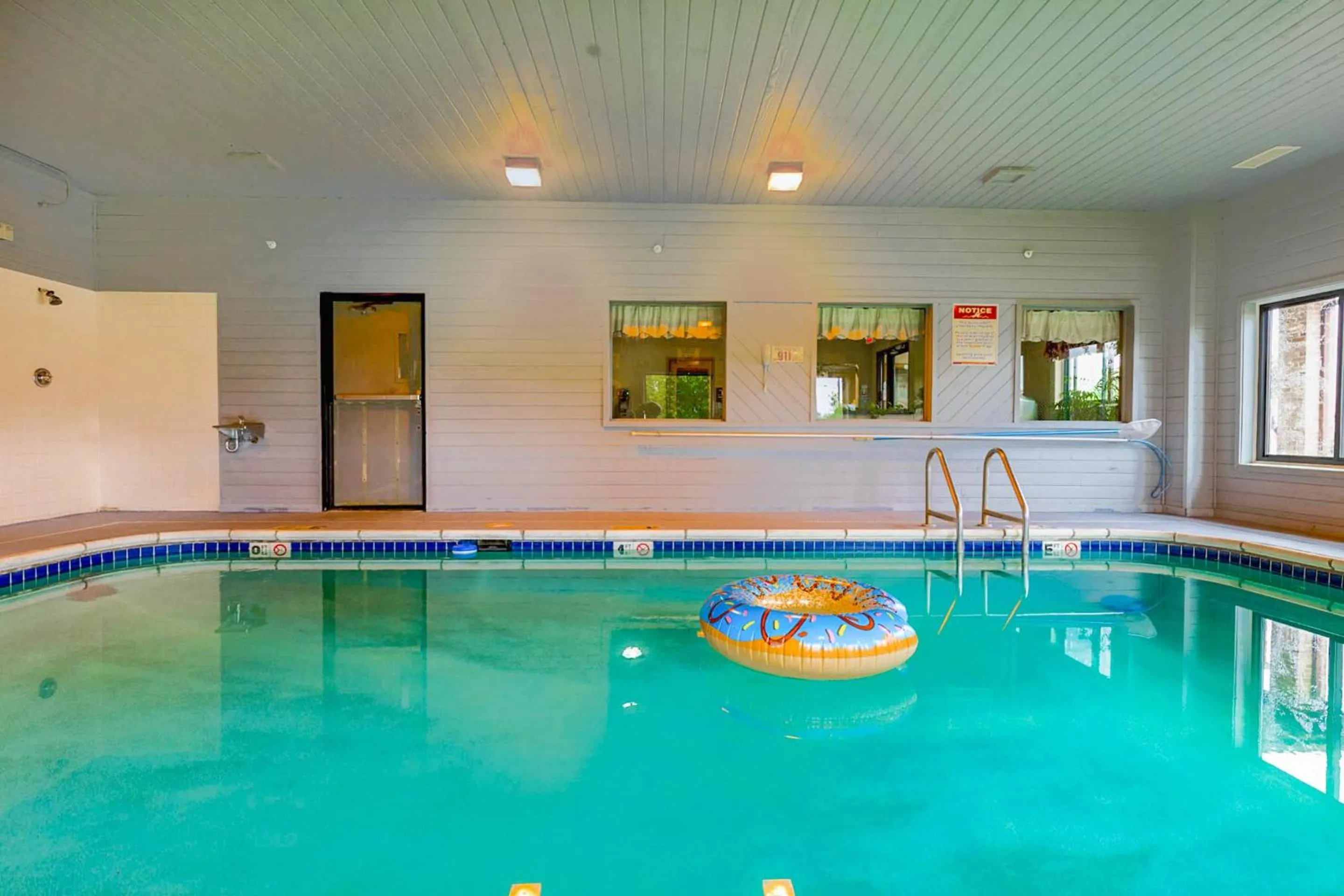 Swimming pool in Super Sleep Inn