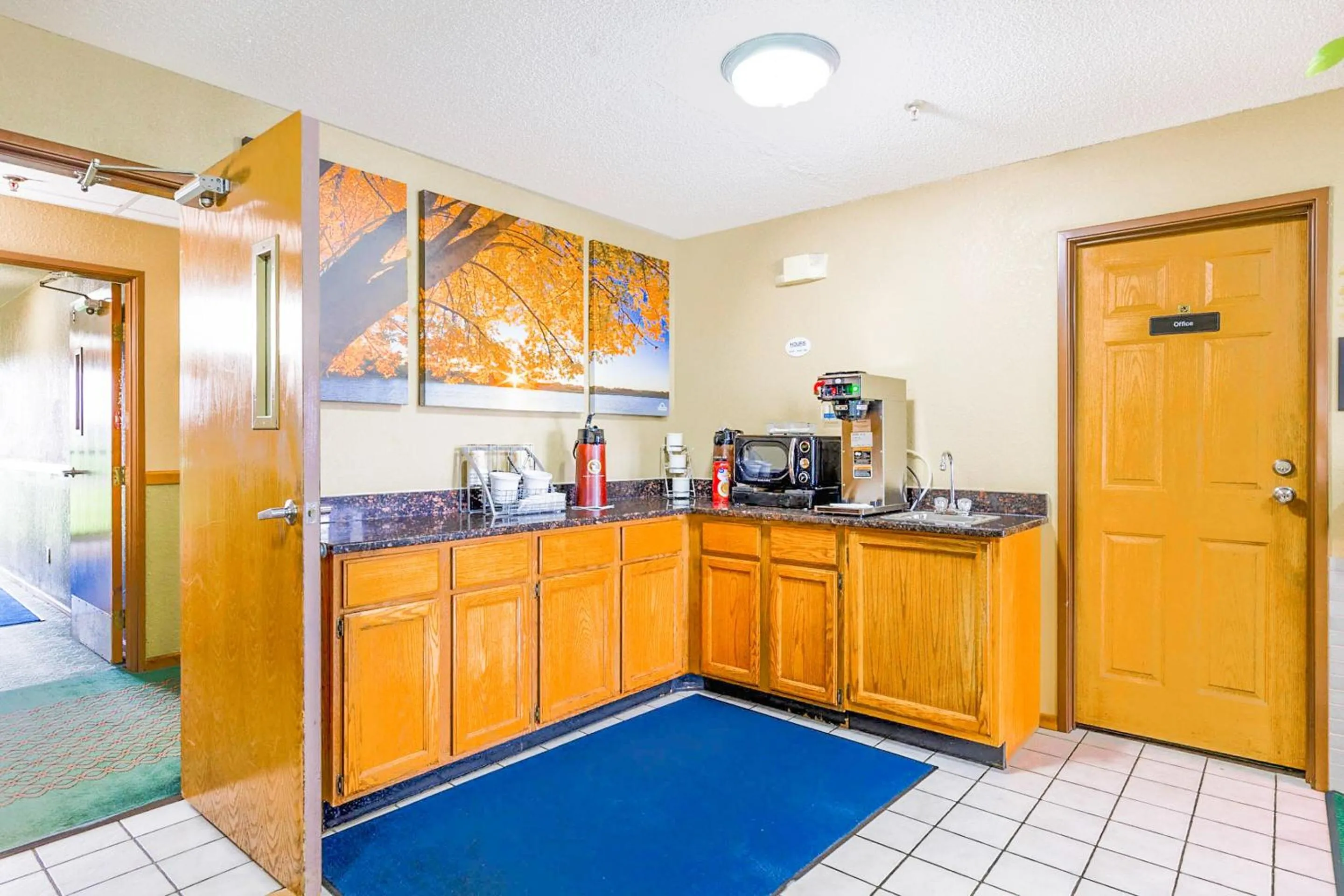 Kitchen or kitchenette in Super Sleep Inn