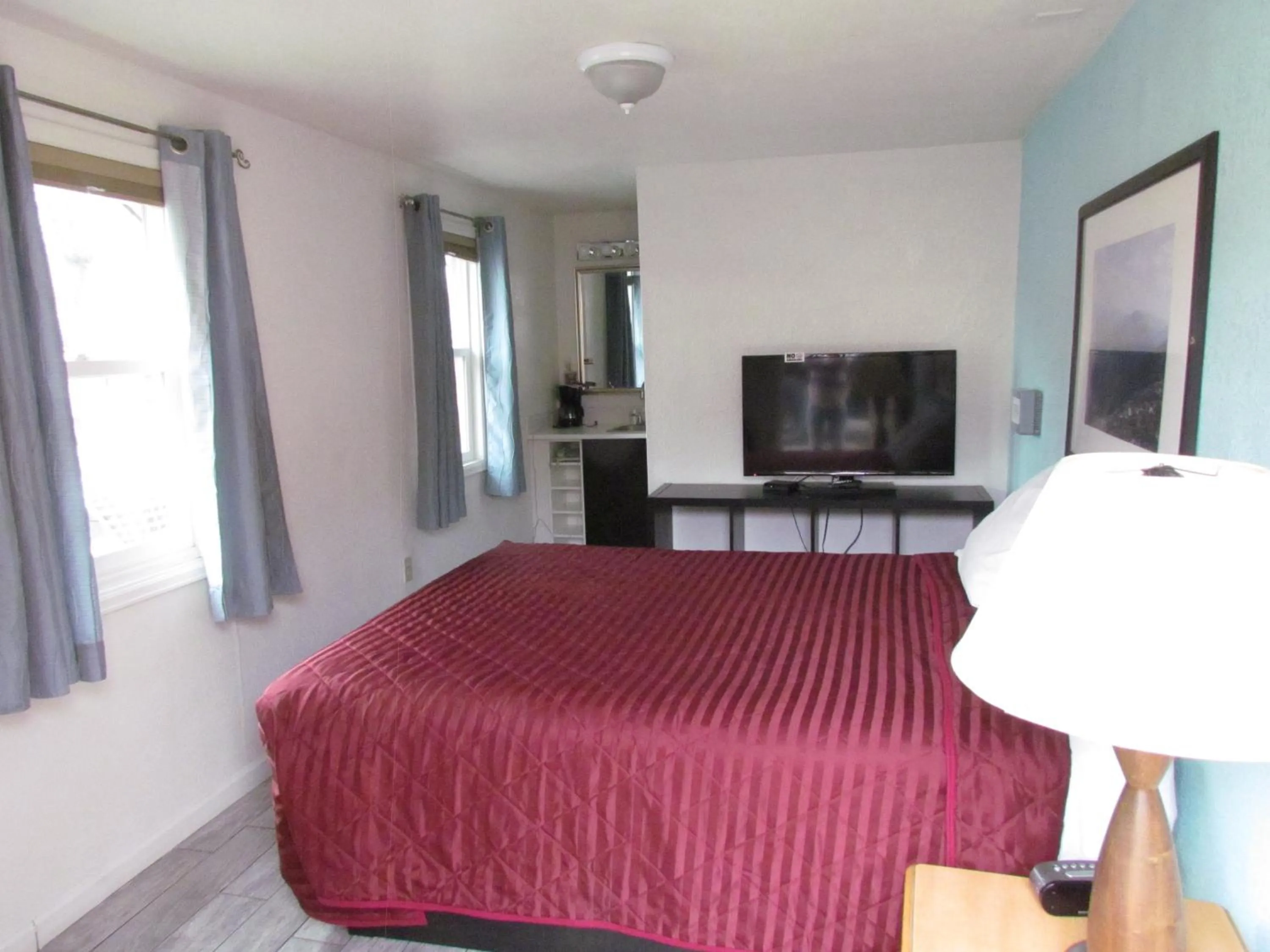 Photo of the whole room, Bed in True North Motel