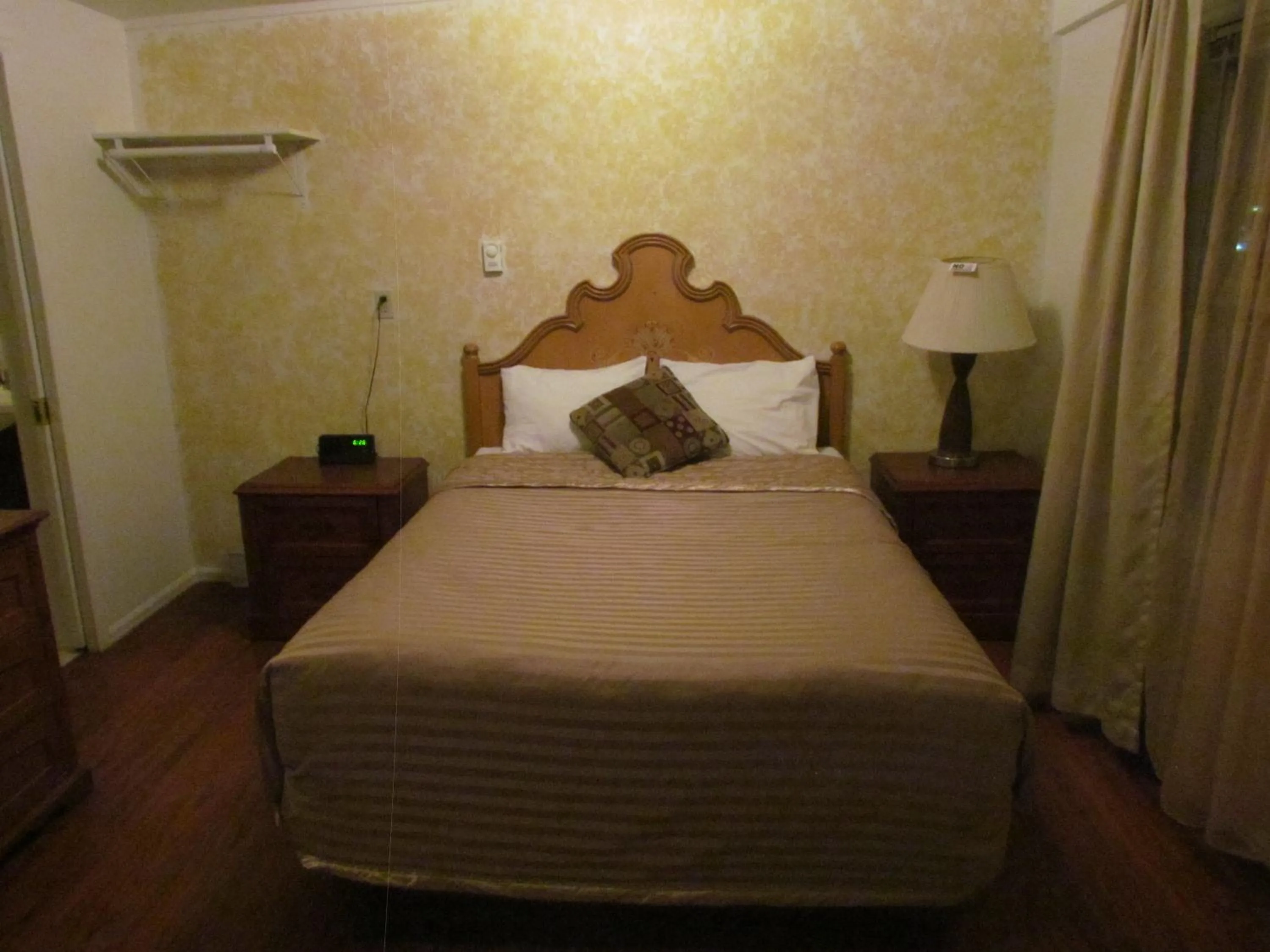 Bedroom, Bed in True North Motel