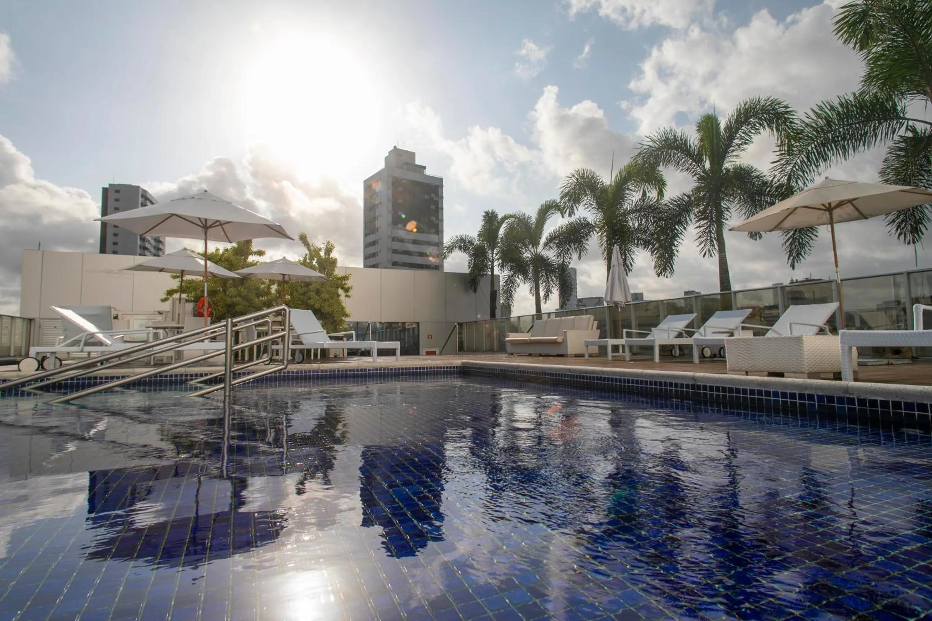 Swimming pool in Bugan Recife Boa Viagem Hotel - by Atlantica