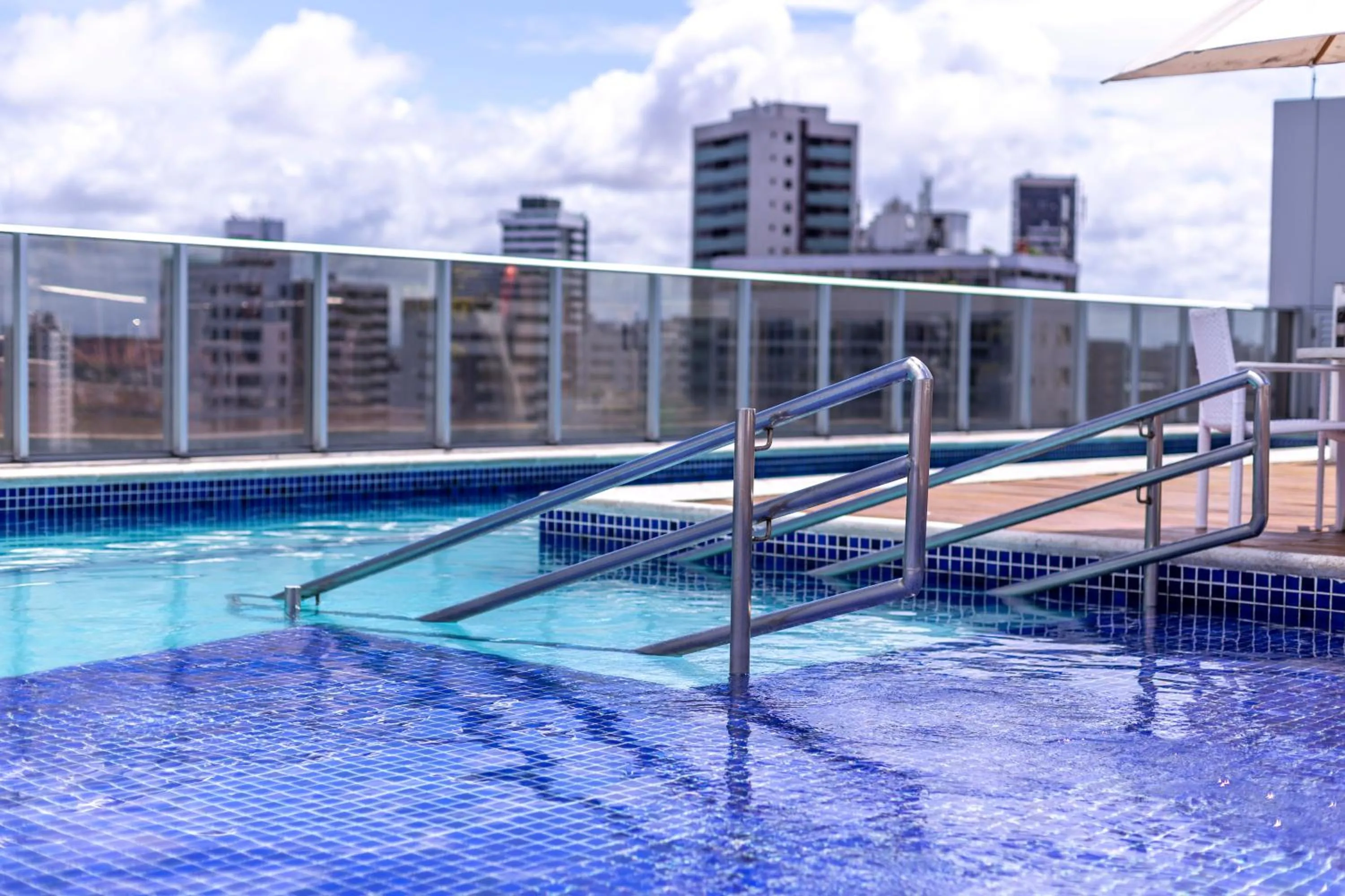 Swimming pool in Bugan Recife Boa Viagem Hotel - by Atlantica