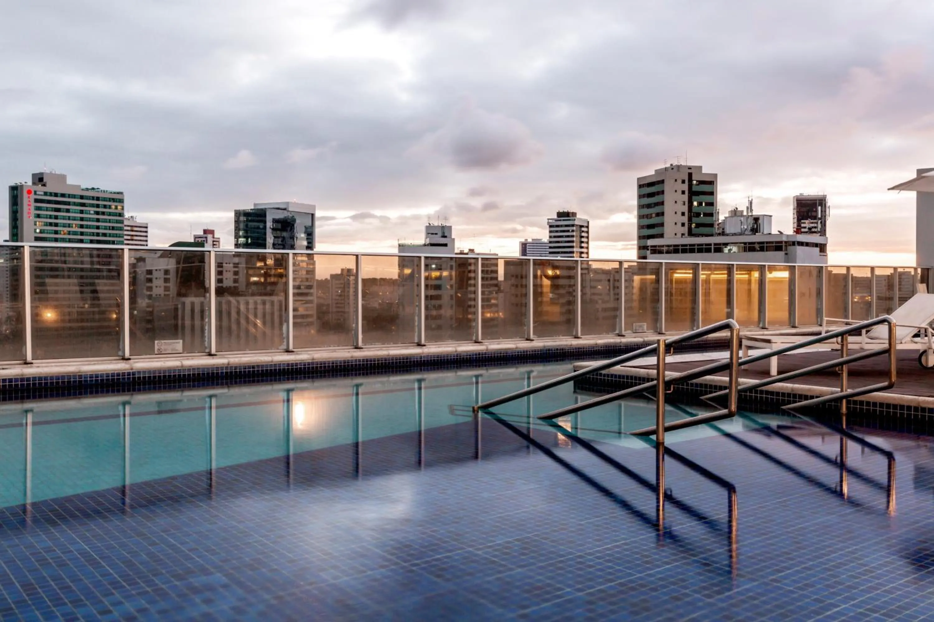 Swimming pool in Bugan Recife Boa Viagem Hotel - by Atlantica