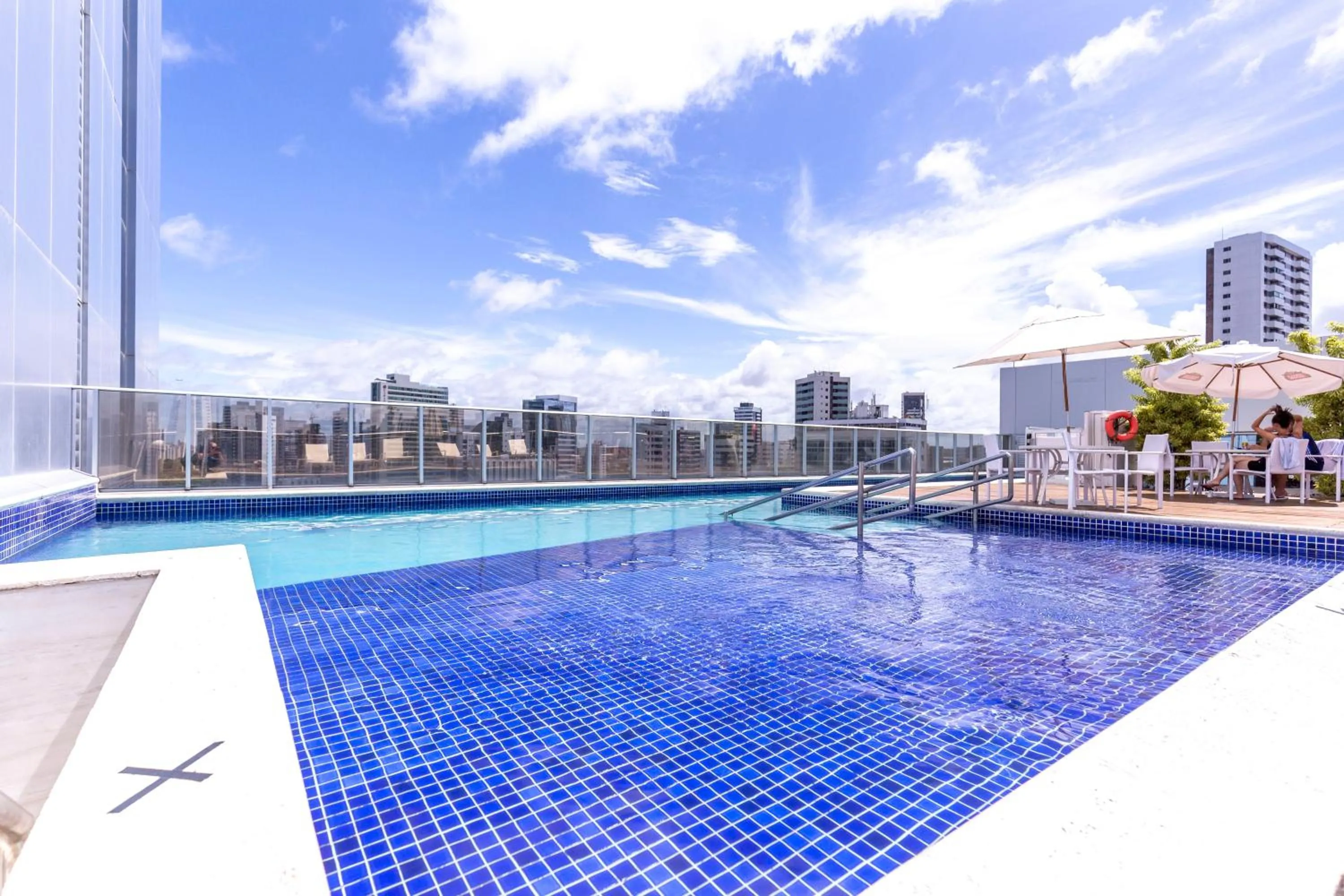 Swimming pool in Bugan Recife Boa Viagem Hotel - by Atlantica