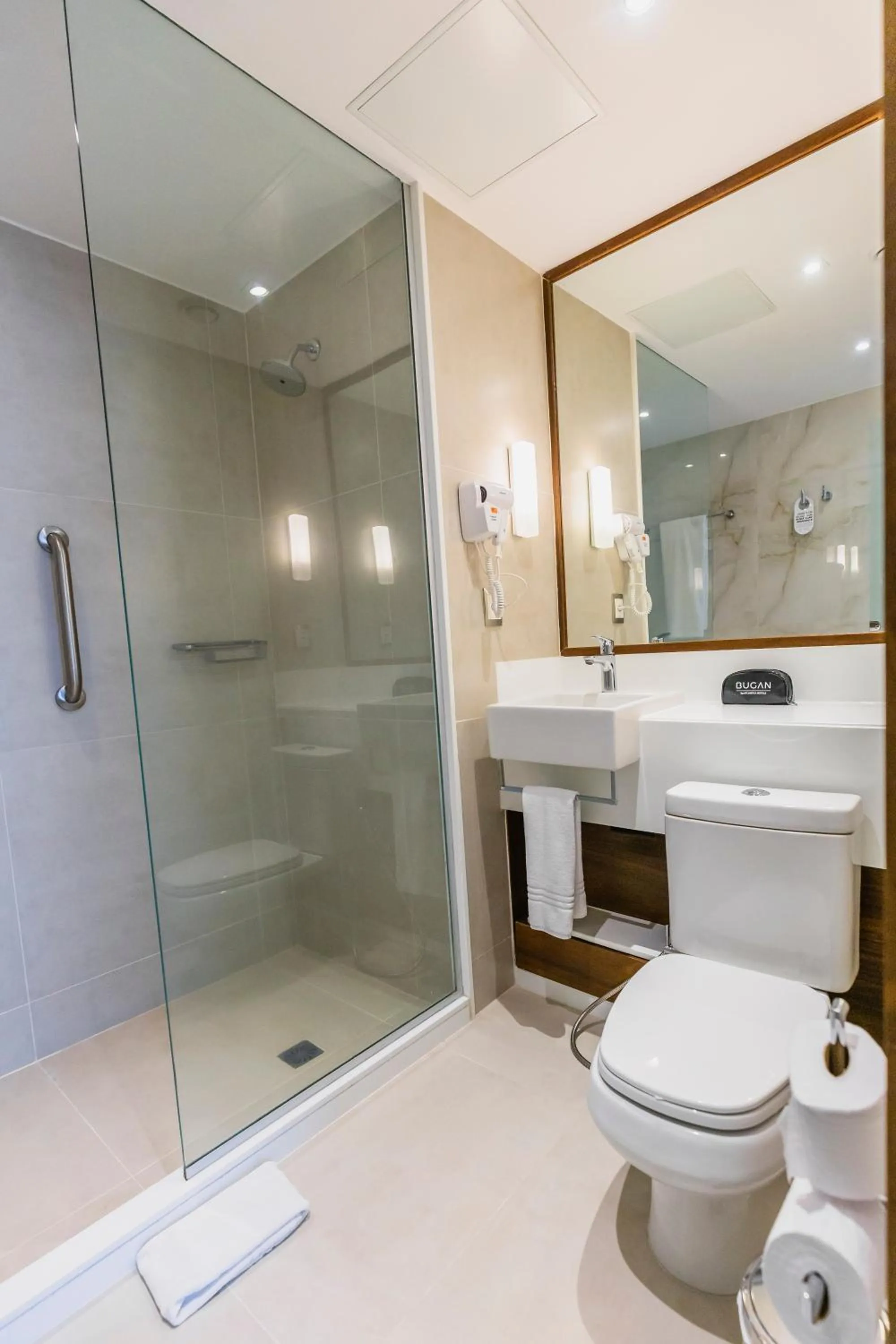 Bathroom in Bugan Recife Boa Viagem Hotel - by Atlantica