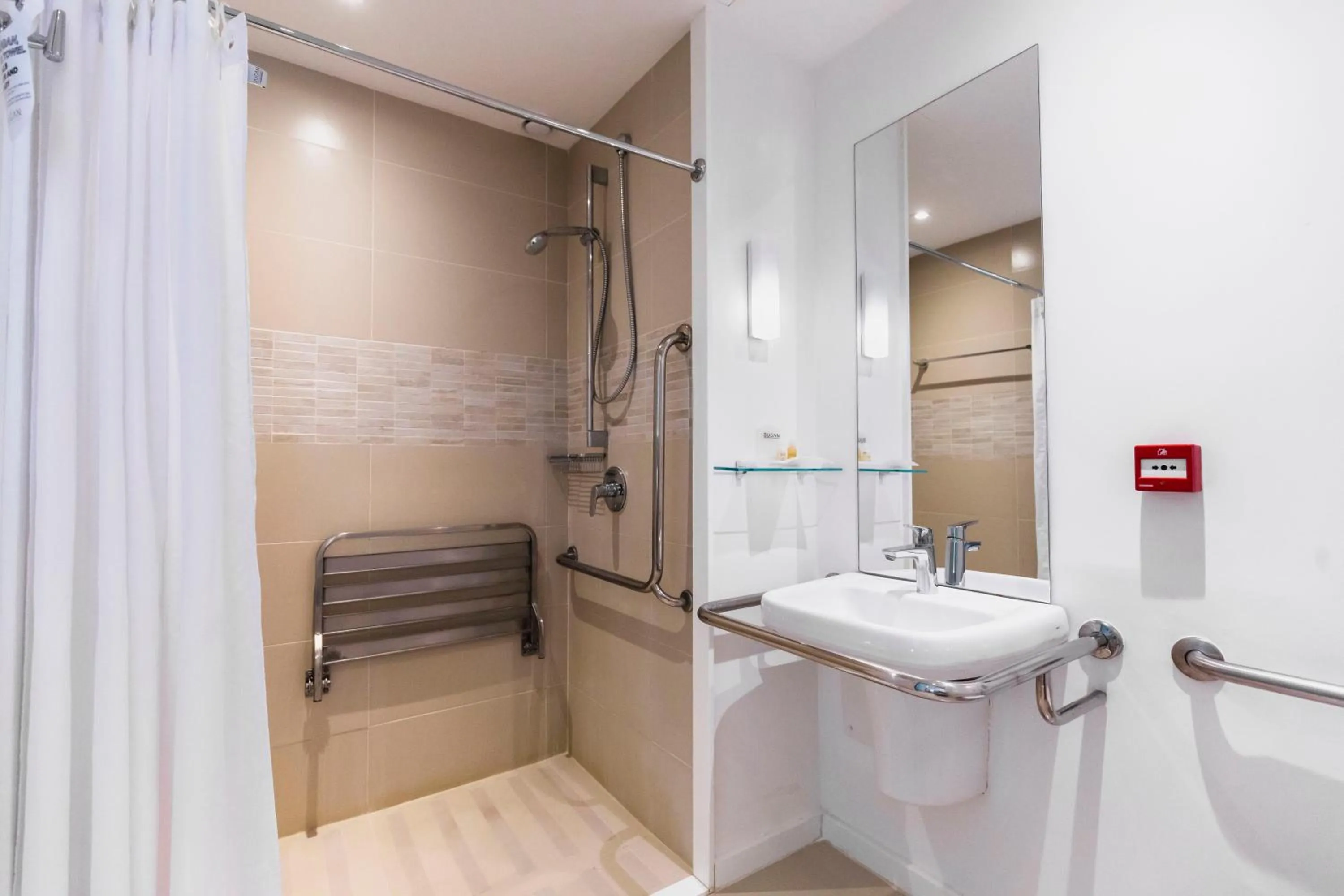 Shower in Bugan Recife Boa Viagem Hotel - by Atlantica