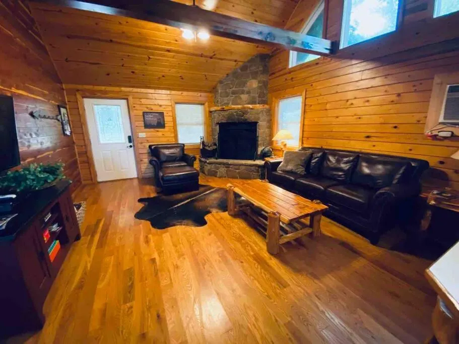 Chalet with a view at Bear Mountain - Hottub