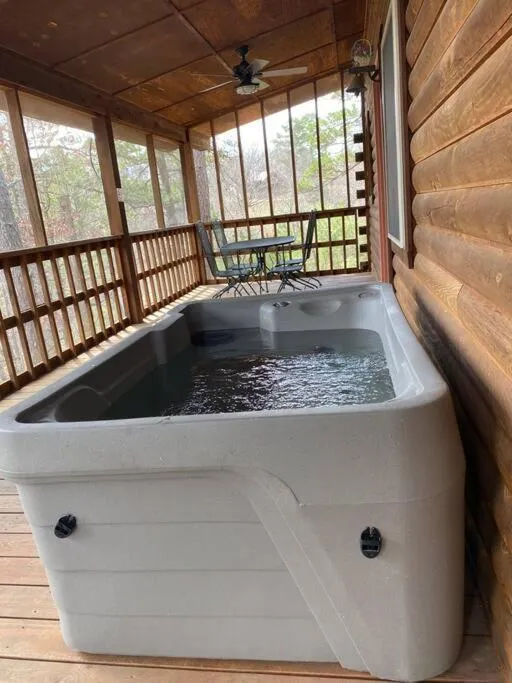 Chalet with a view at Bear Mountain - Hottub