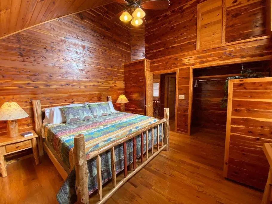 Bed in Chalet with a view at Bear Mountain - Hottub