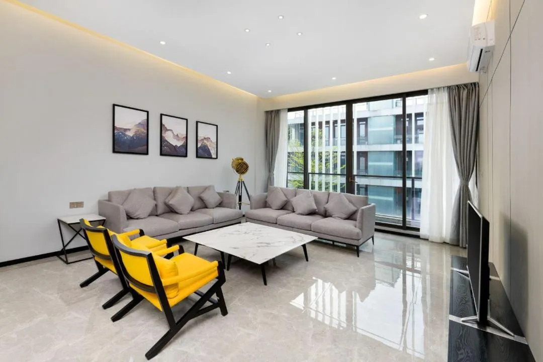 Communal lounge/ TV room in SongShan Lake PingShang Serviced Hotel