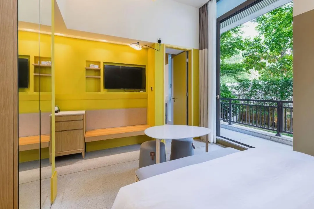 Communal lounge/ TV room in SongShan Lake PingShang Serviced Hotel