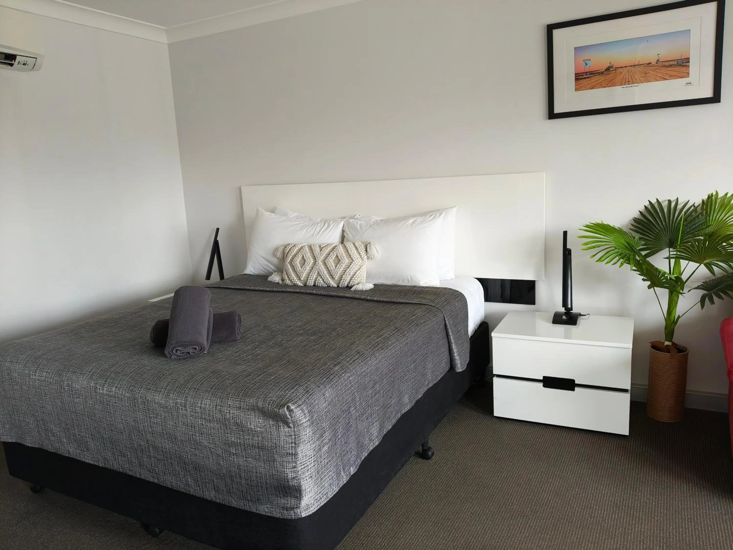 Bed in Gunnedah Lodge Motel