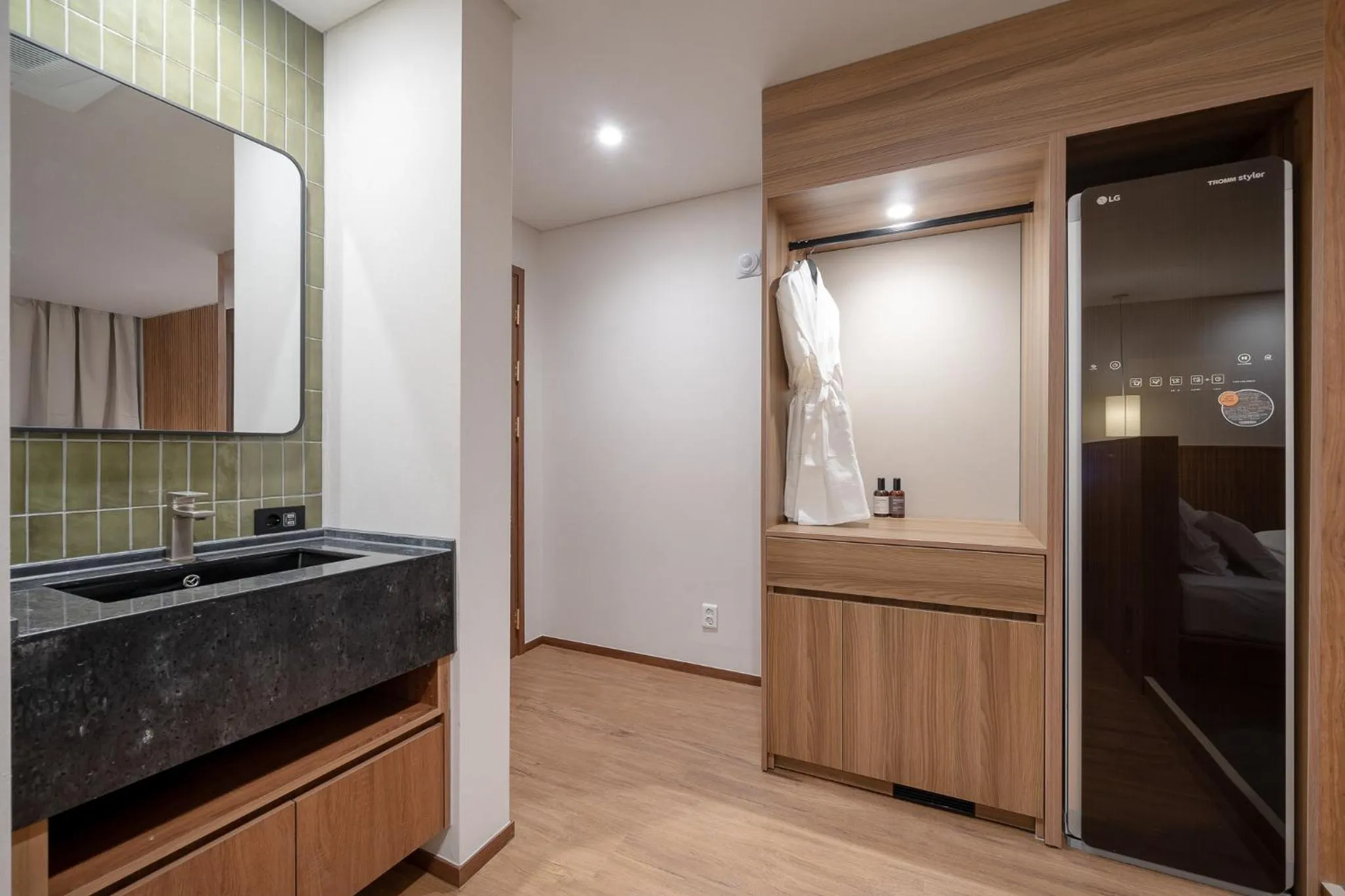 wardrobe in Simjak Hotel by Aank