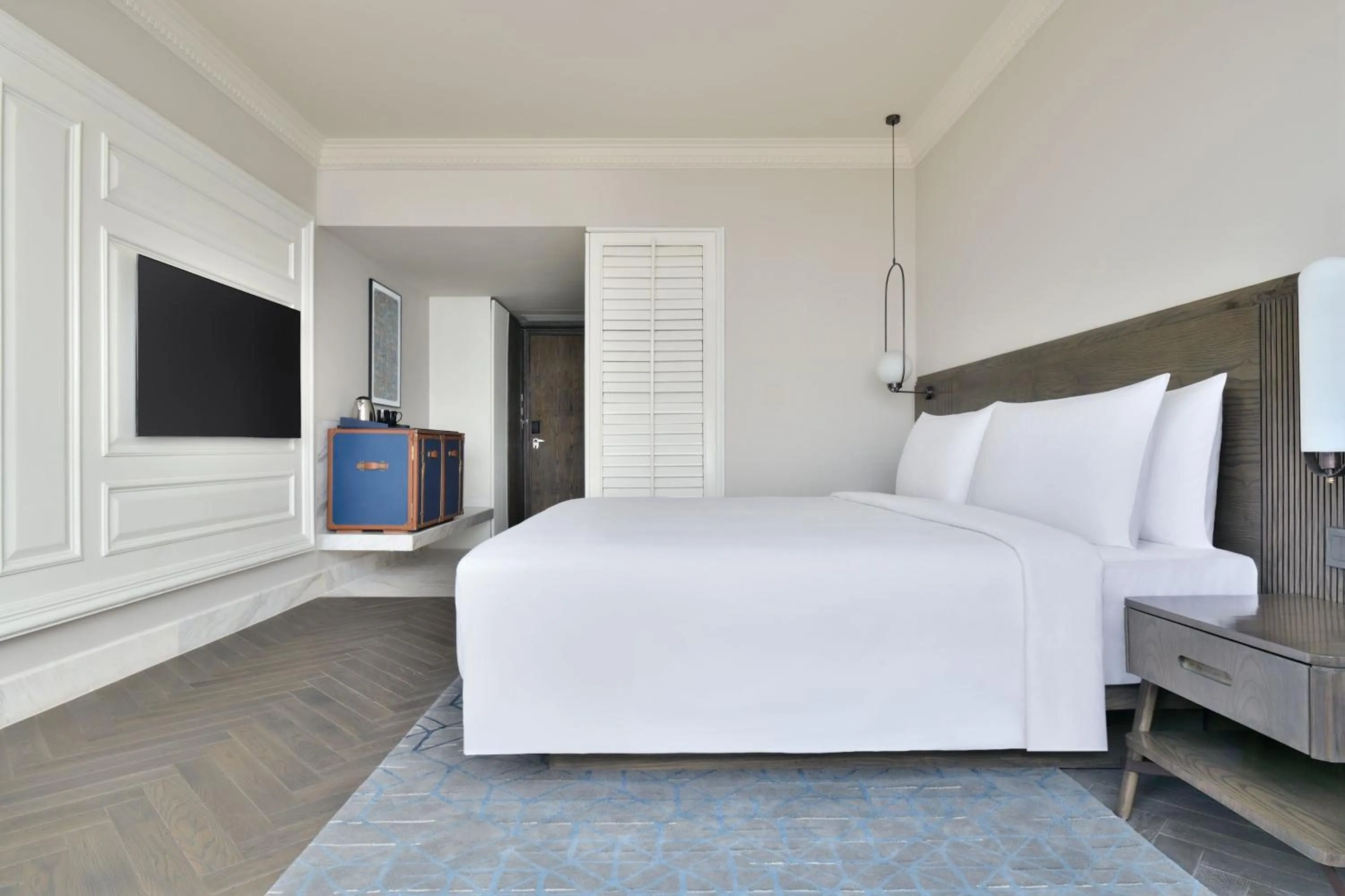 Photo of the whole room, Bed in Le Meridien Amritsar