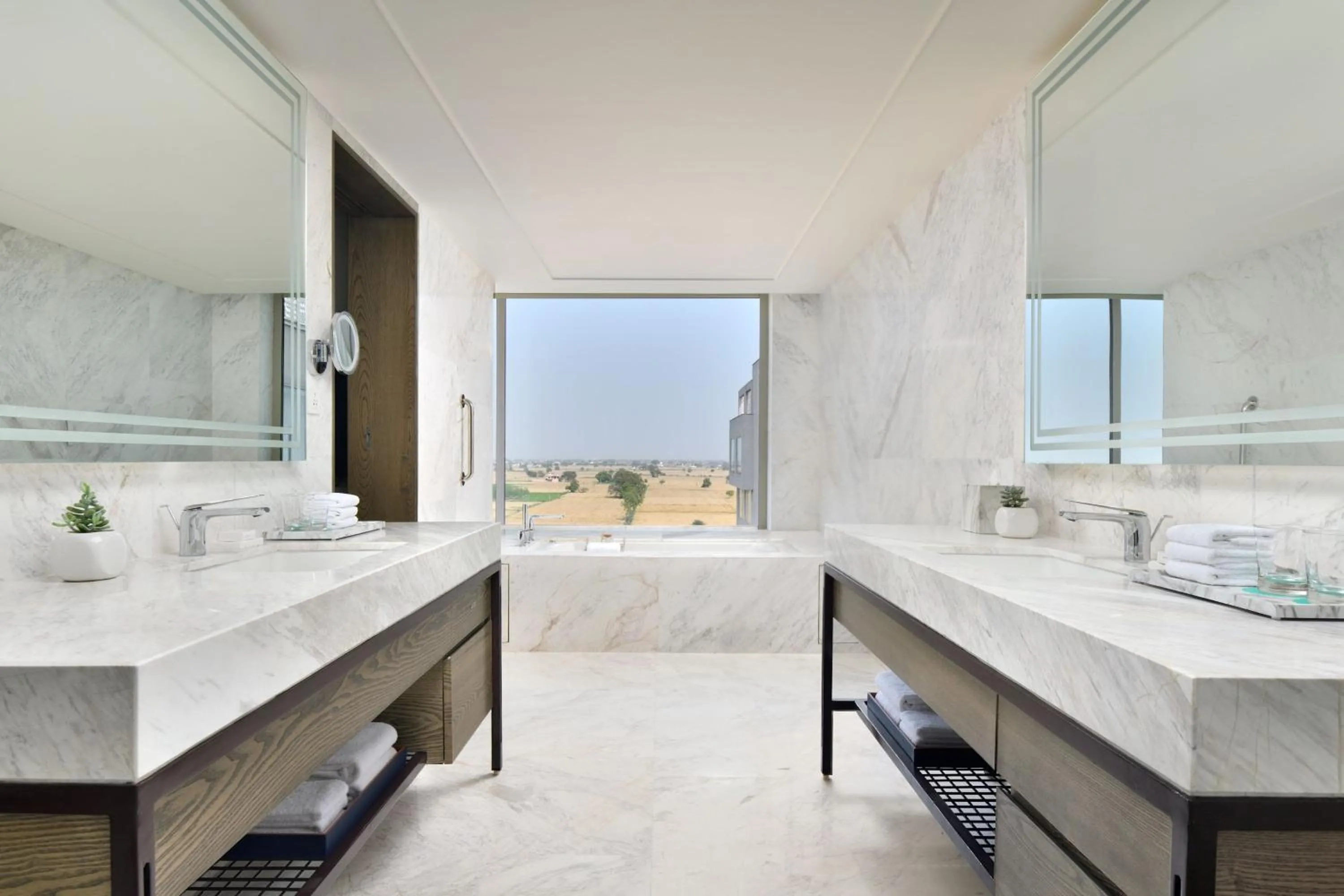 Photo of the whole room in Le Meridien Amritsar