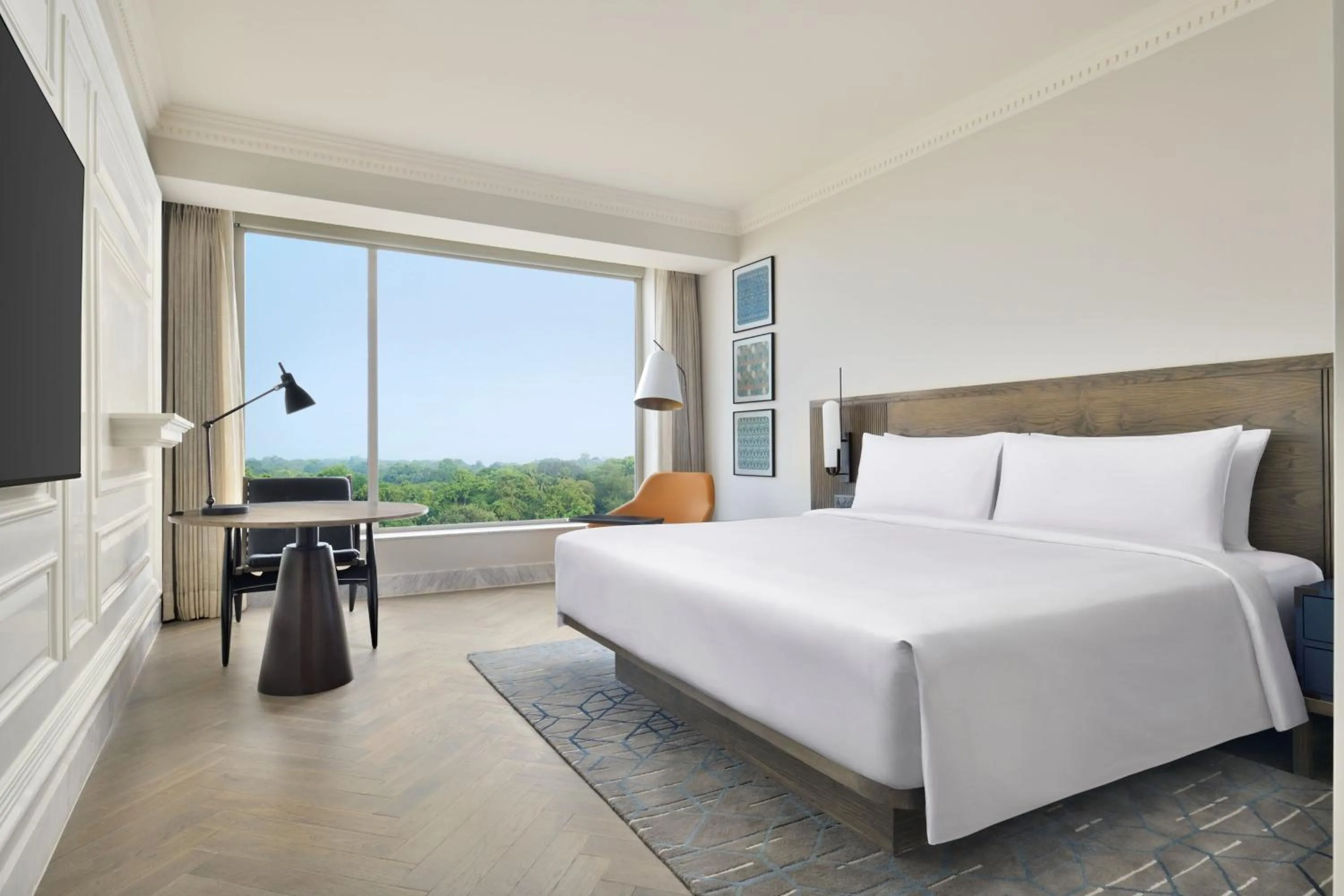 Photo of the whole room, Bed in Le Meridien Amritsar