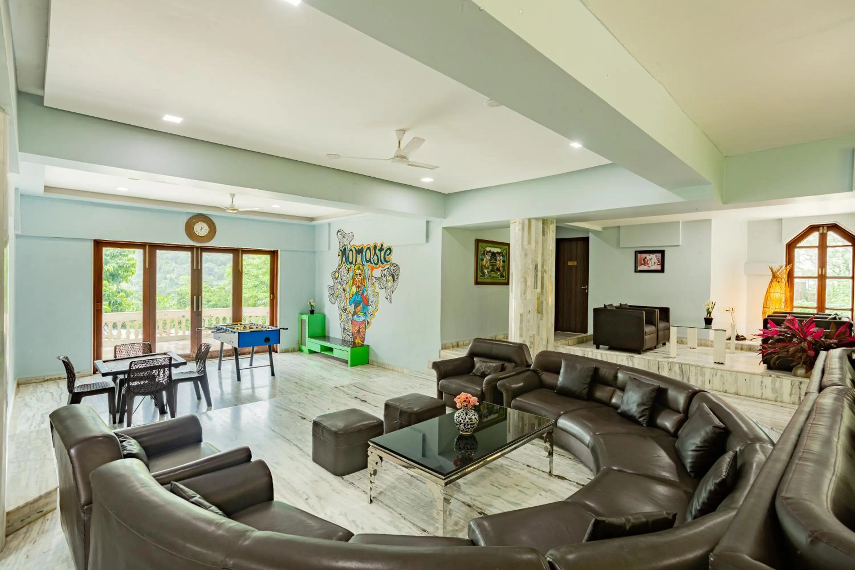 Living room in Hilltop suites by 29 bungalow