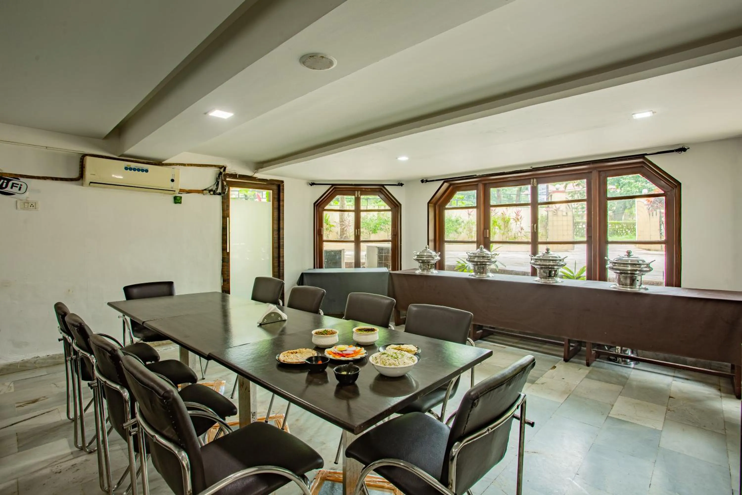 Living room in Hilltop suites by 29 bungalow