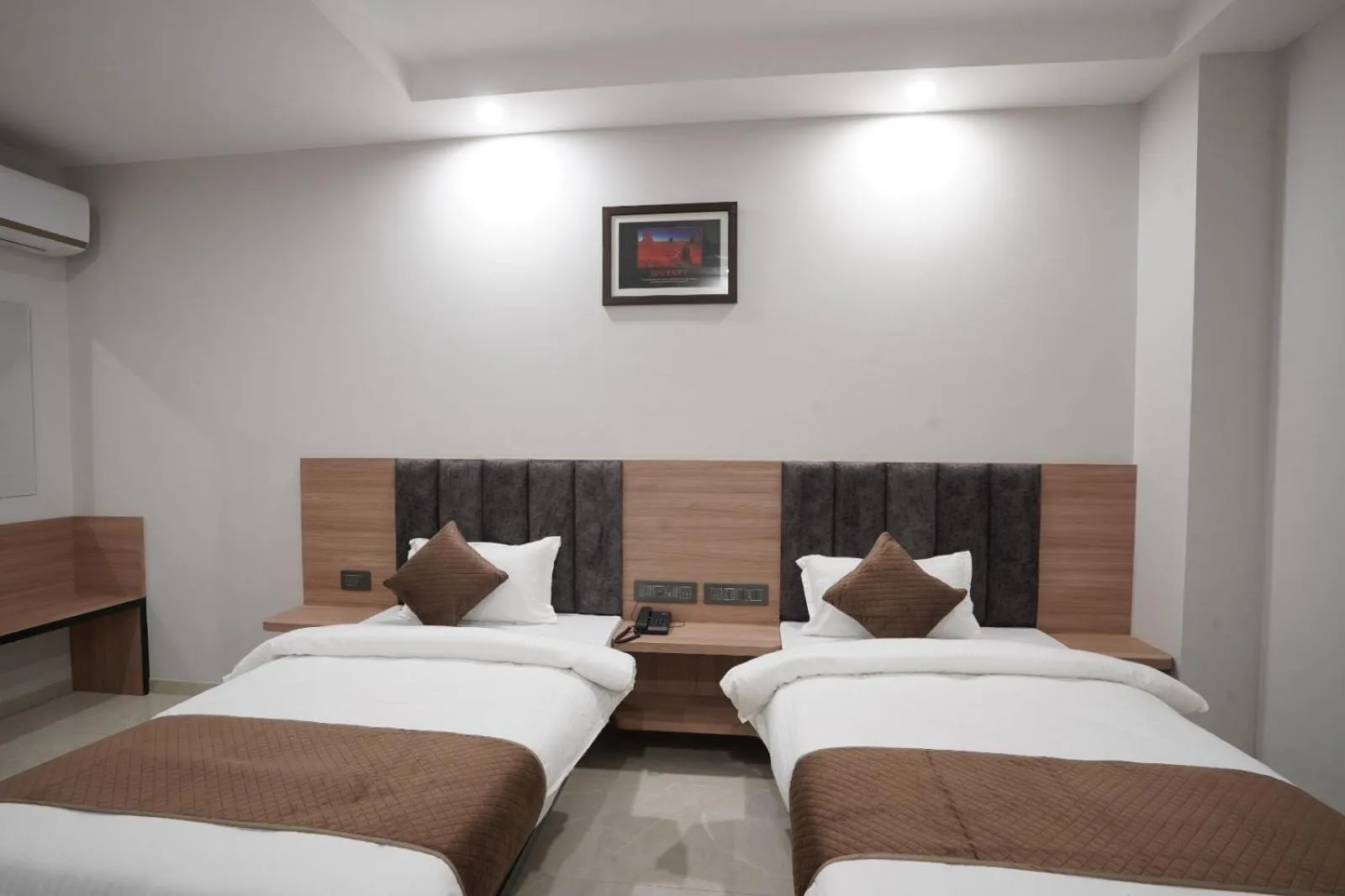Bed in Hotel Krishna Inn