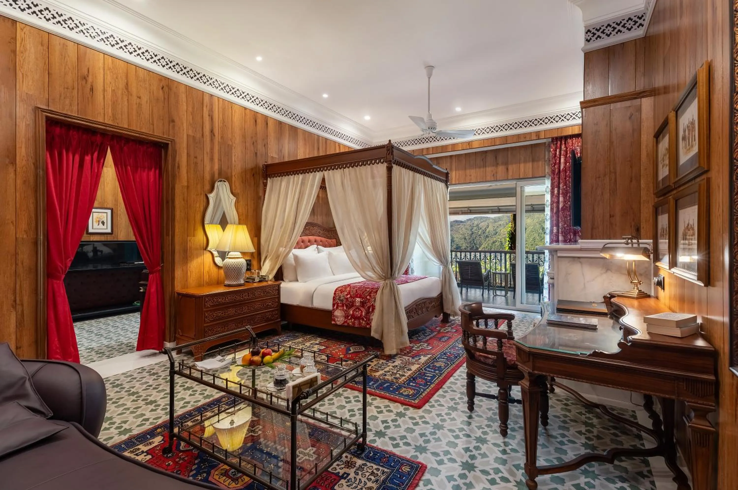 Bed in Mayfair Manor Jungpana