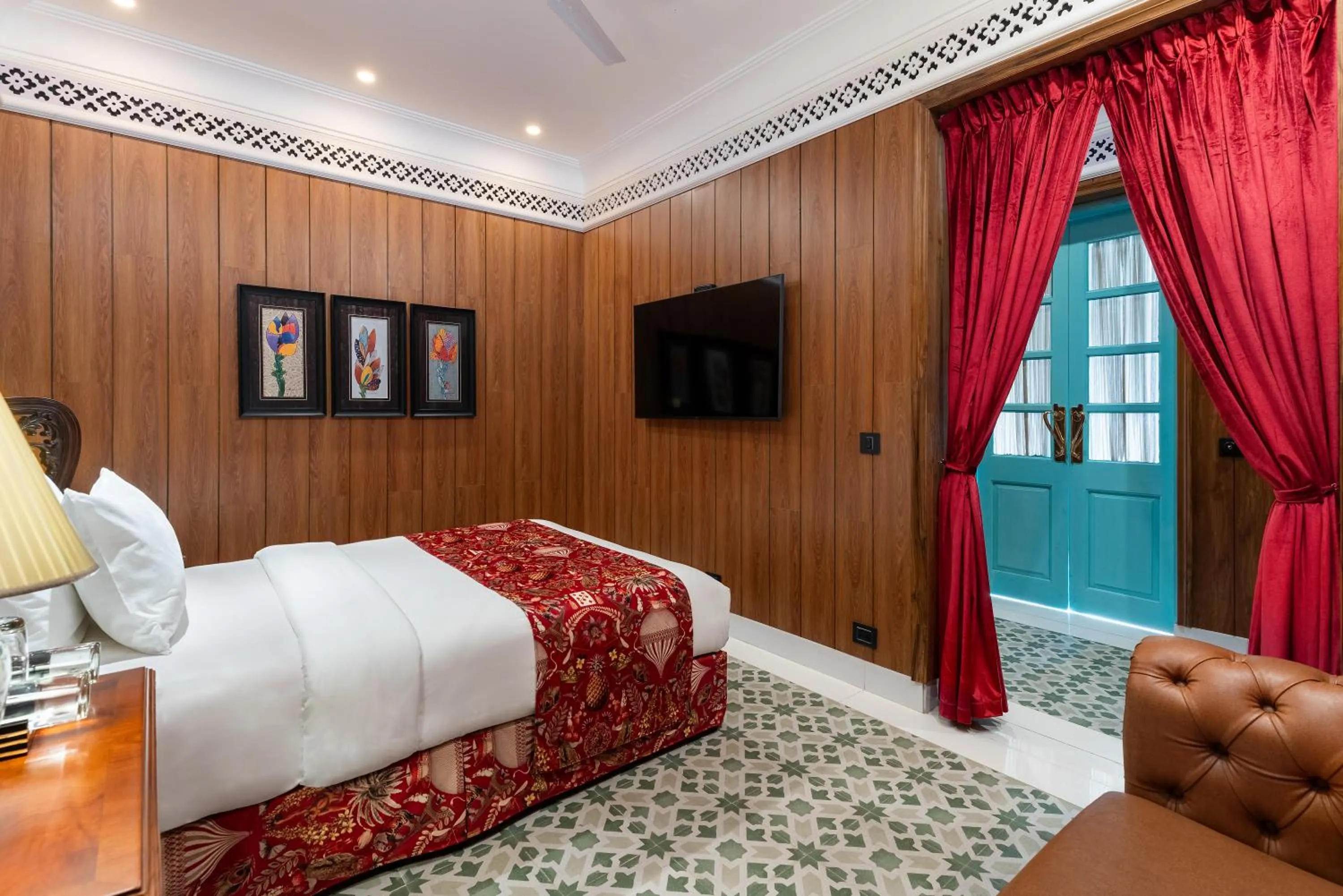 Bed in Mayfair Manor Jungpana