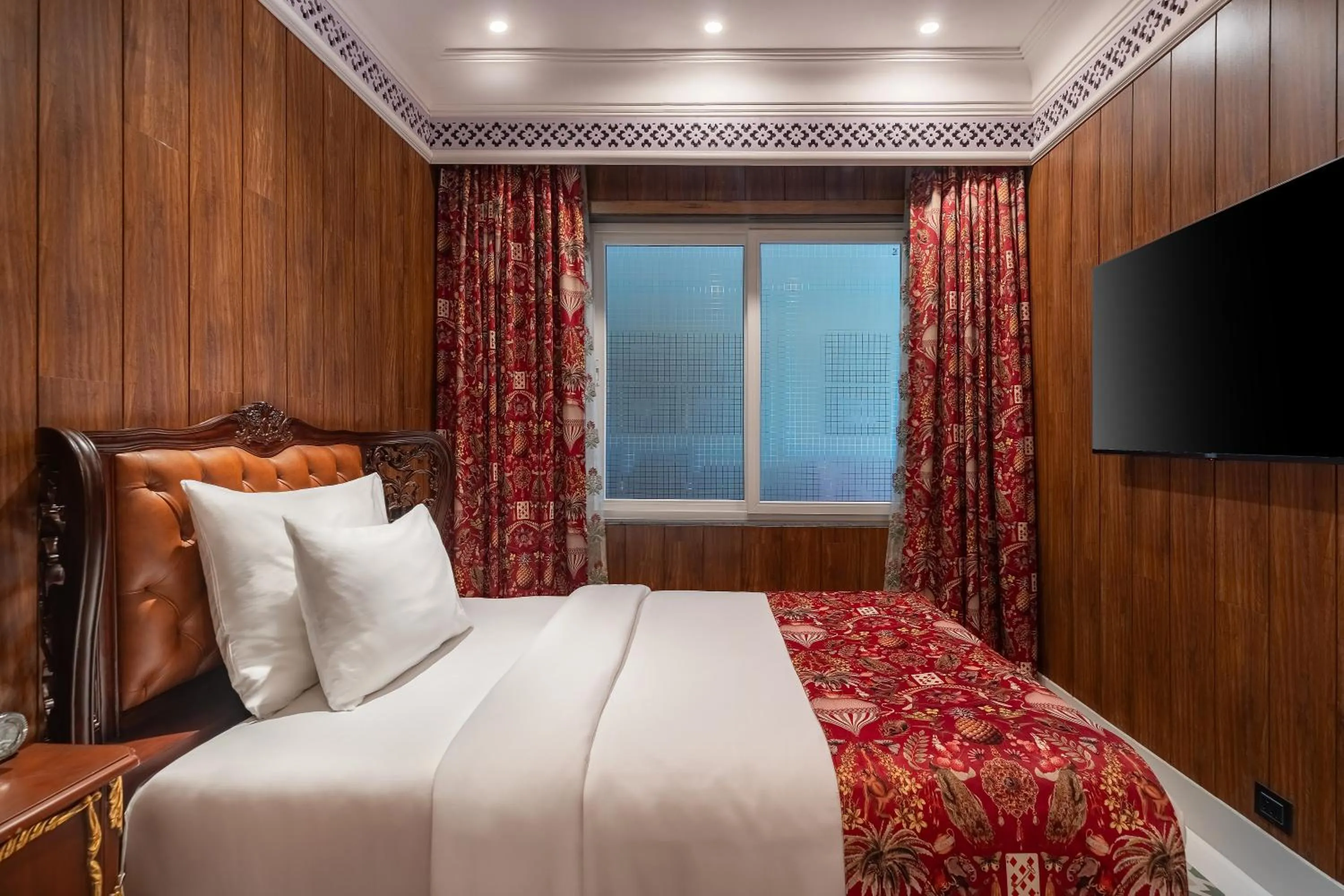 Bed in Mayfair Manor Jungpana