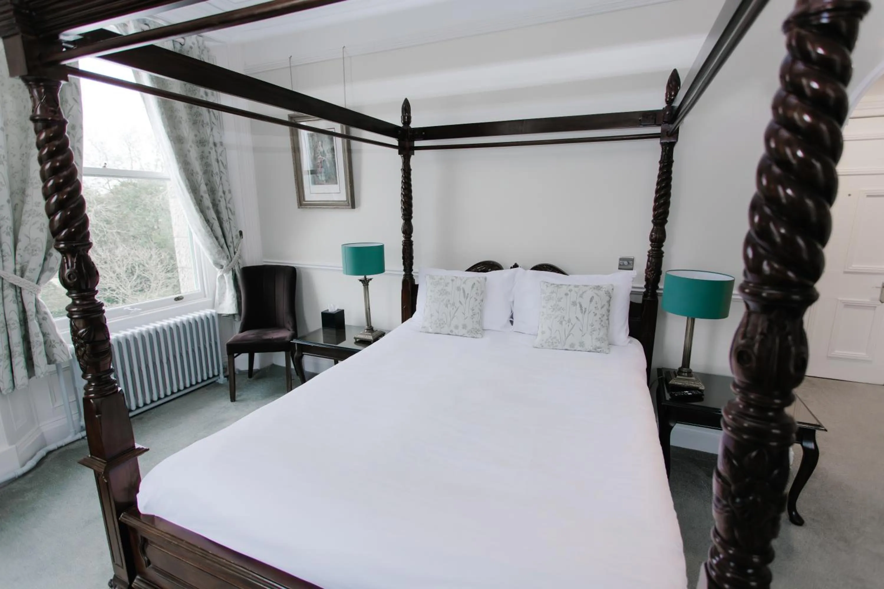 Bed in Hatton Court Hotel