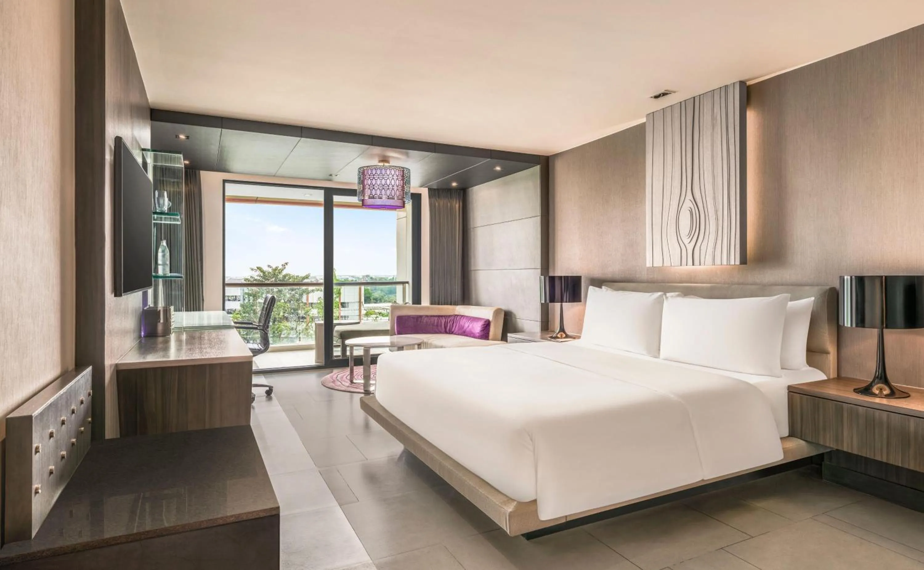 Bed in Hilton Bangkok Suvarnabhumi Golf Resort & Spa