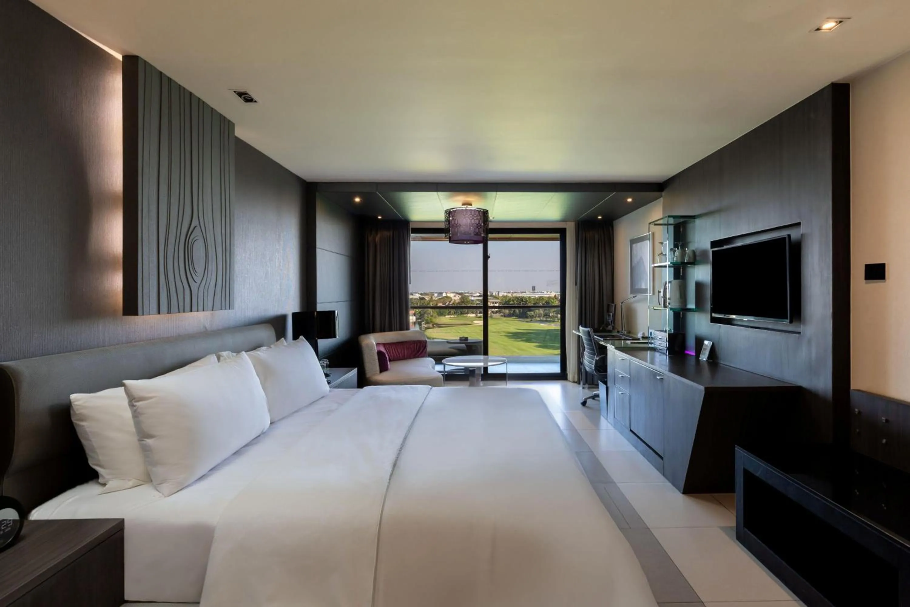 Bed in Hilton Bangkok Suvarnabhumi Golf Resort & Spa