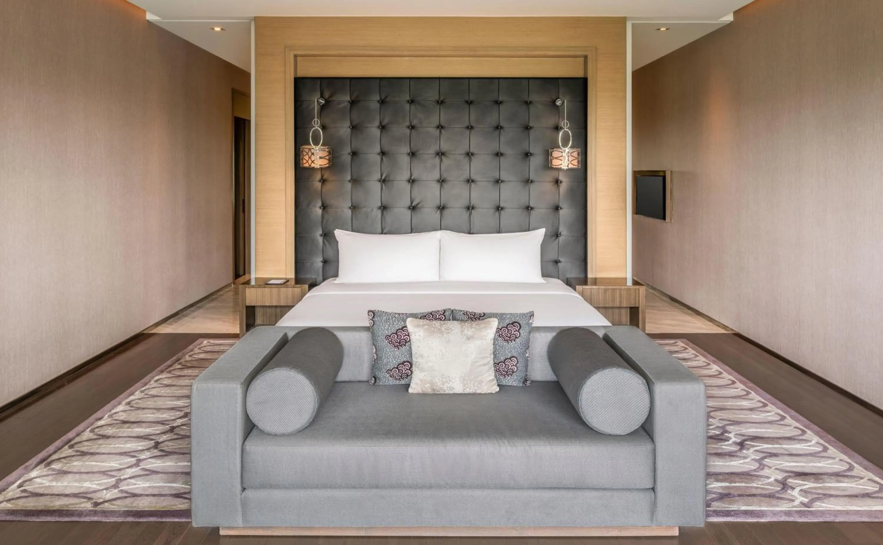 Bed in Hilton Bangkok Suvarnabhumi Golf Resort & Spa