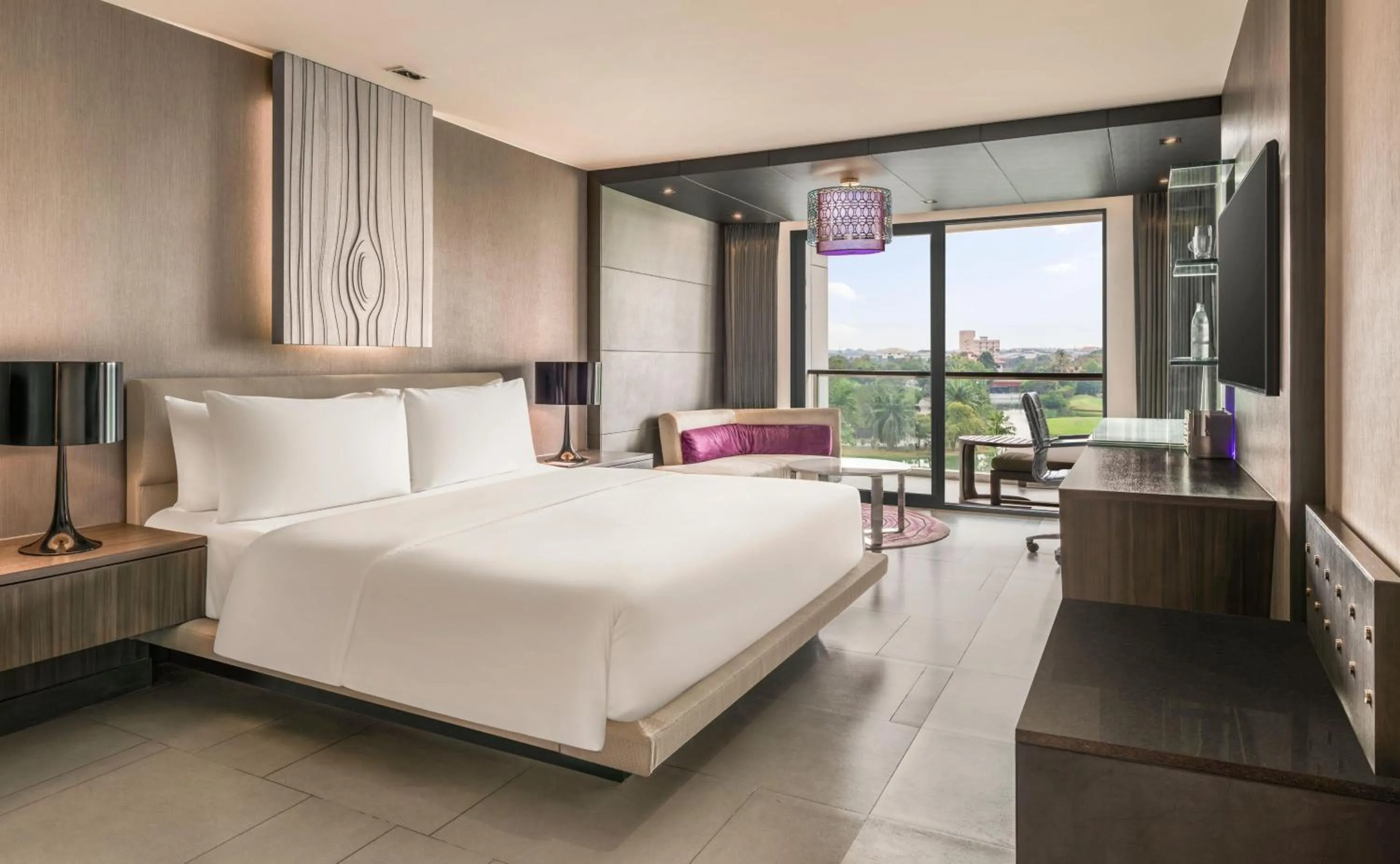 Bed in Hilton Bangkok Suvarnabhumi Golf Resort & Spa