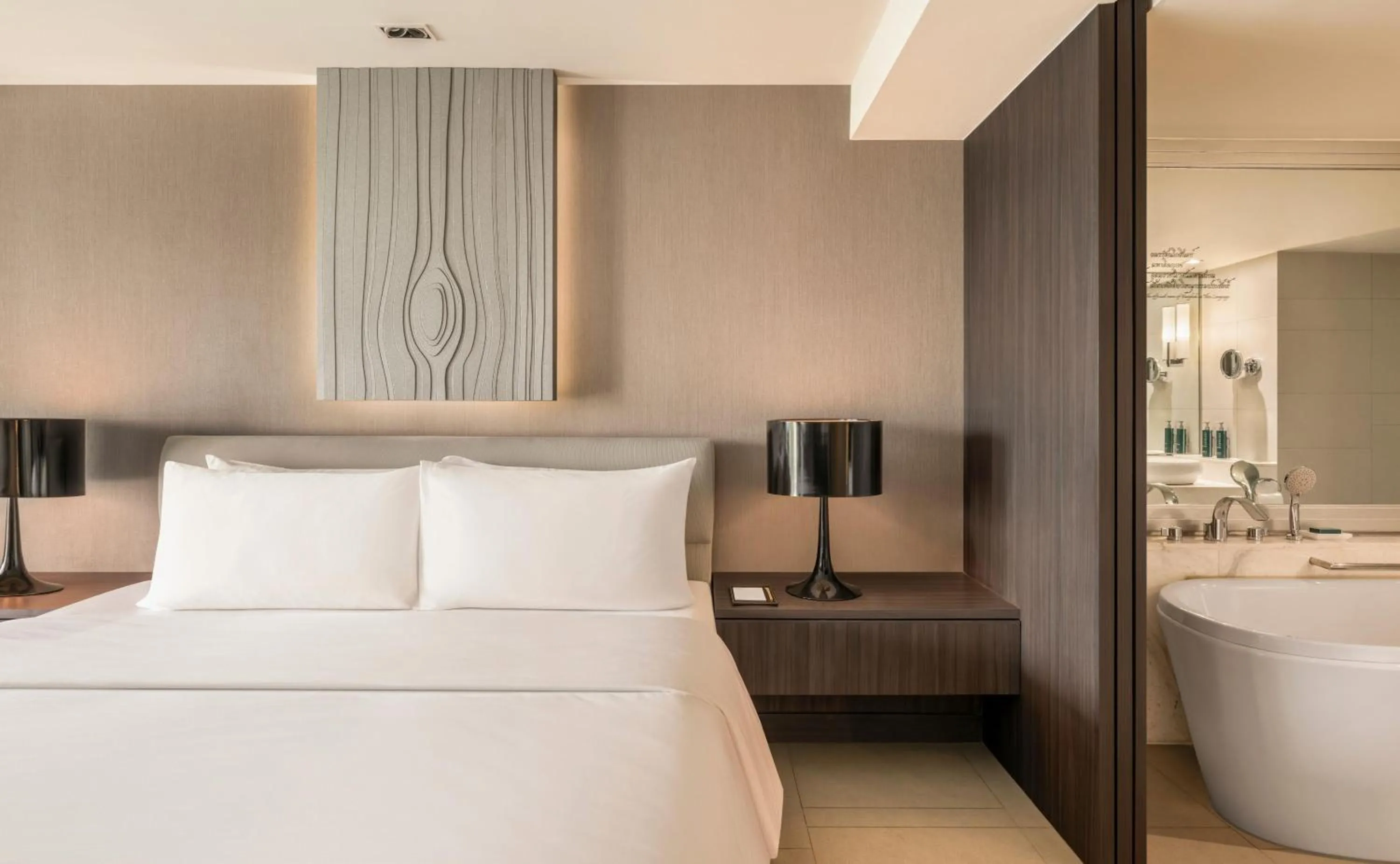 Bed in Hilton Bangkok Suvarnabhumi Golf Resort & Spa