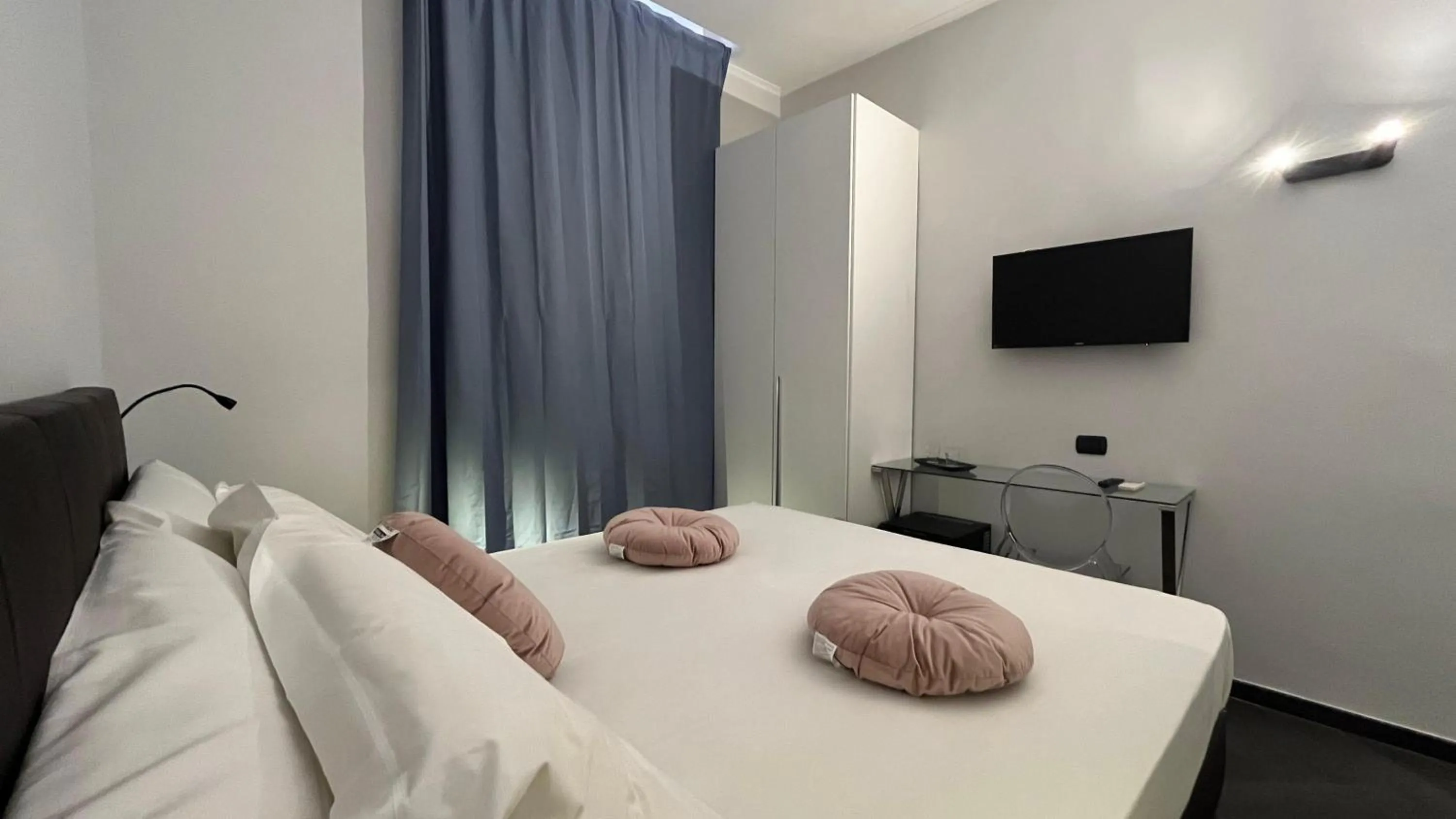 Bedroom, Bed in Cloud 9 Hotel