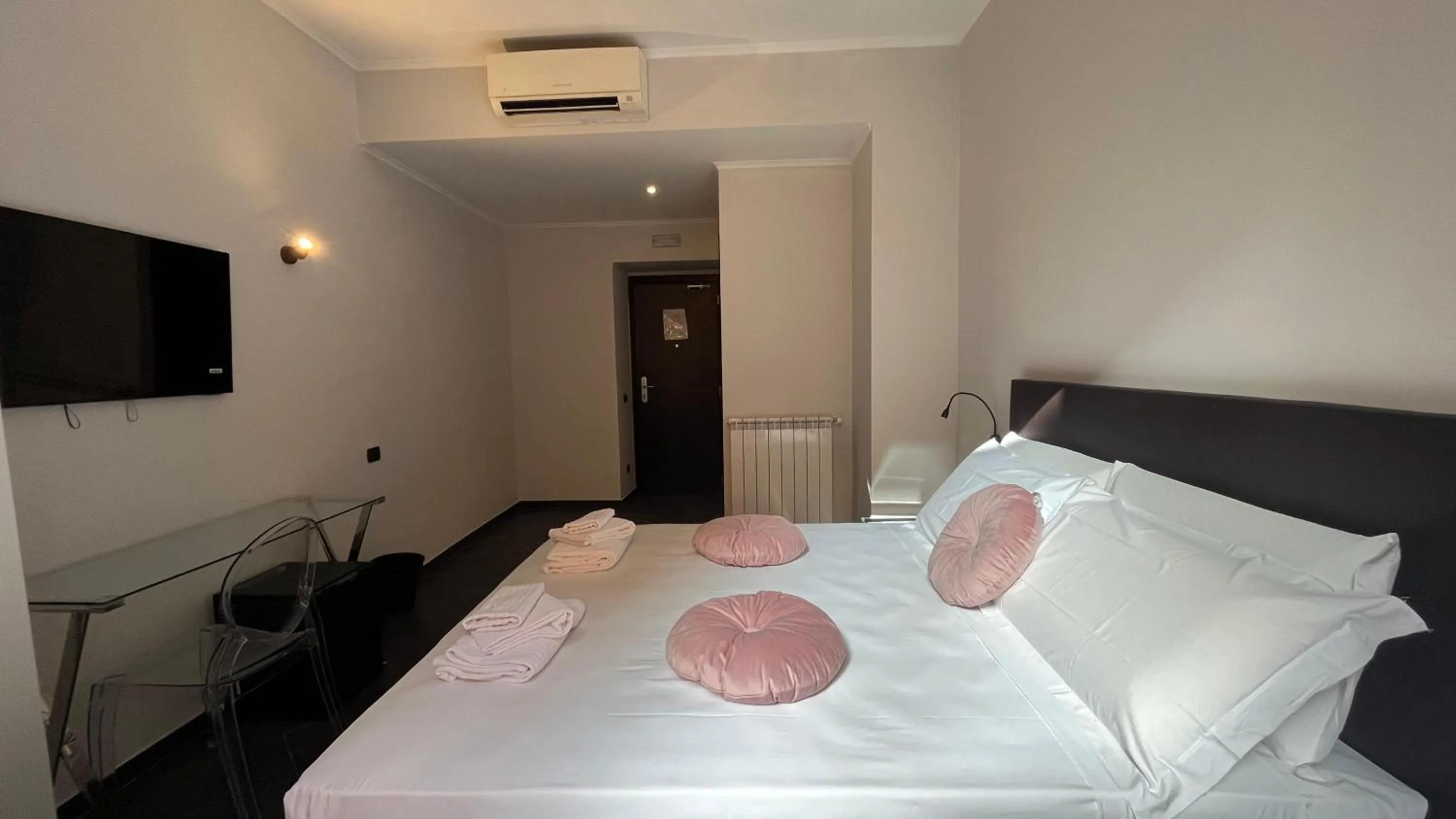 Bedroom, Bed in Cloud 9 Hotel