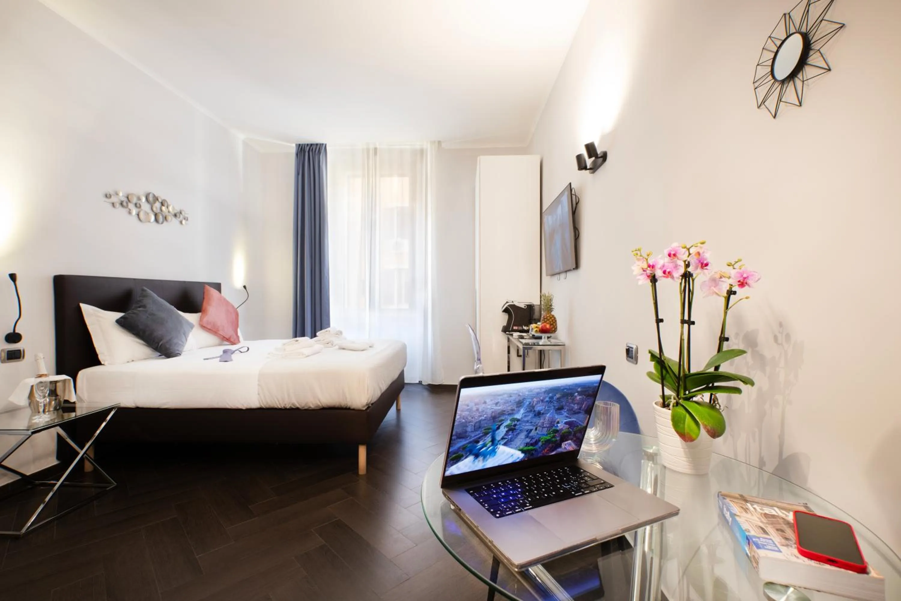 Bedroom, Bed in Cloud 9 Hotel