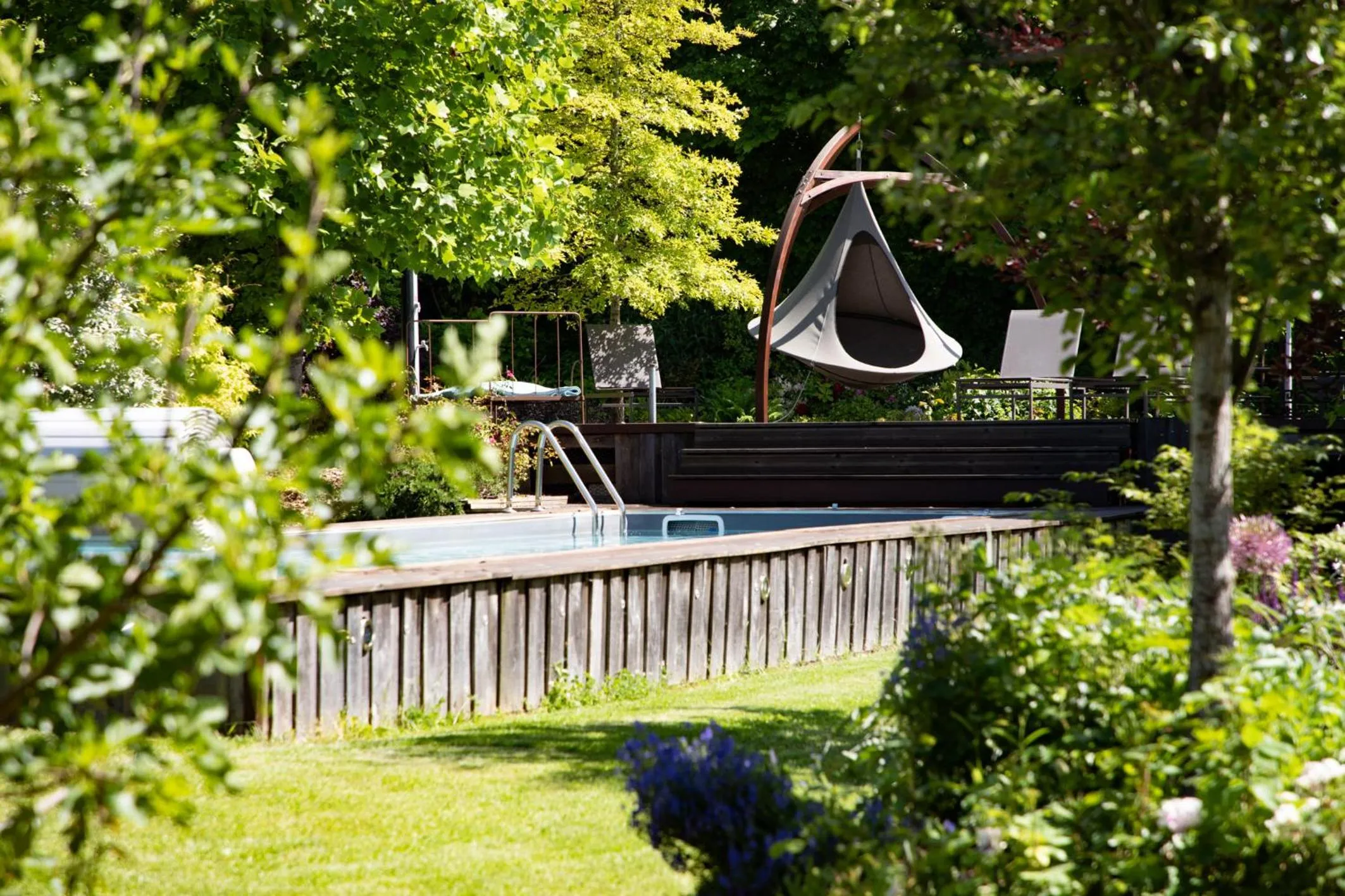 Garden view in L'école des garçons