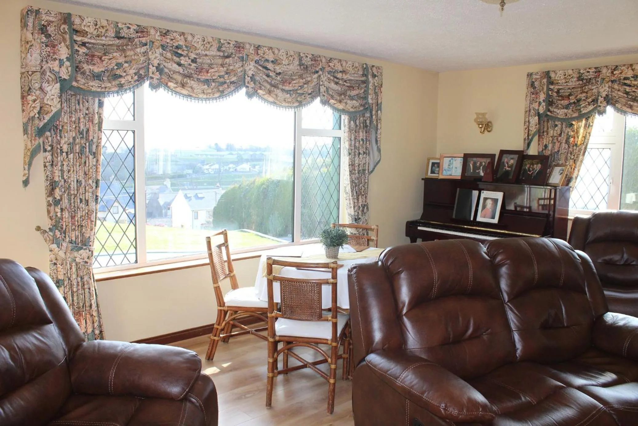 Living room in Island View House