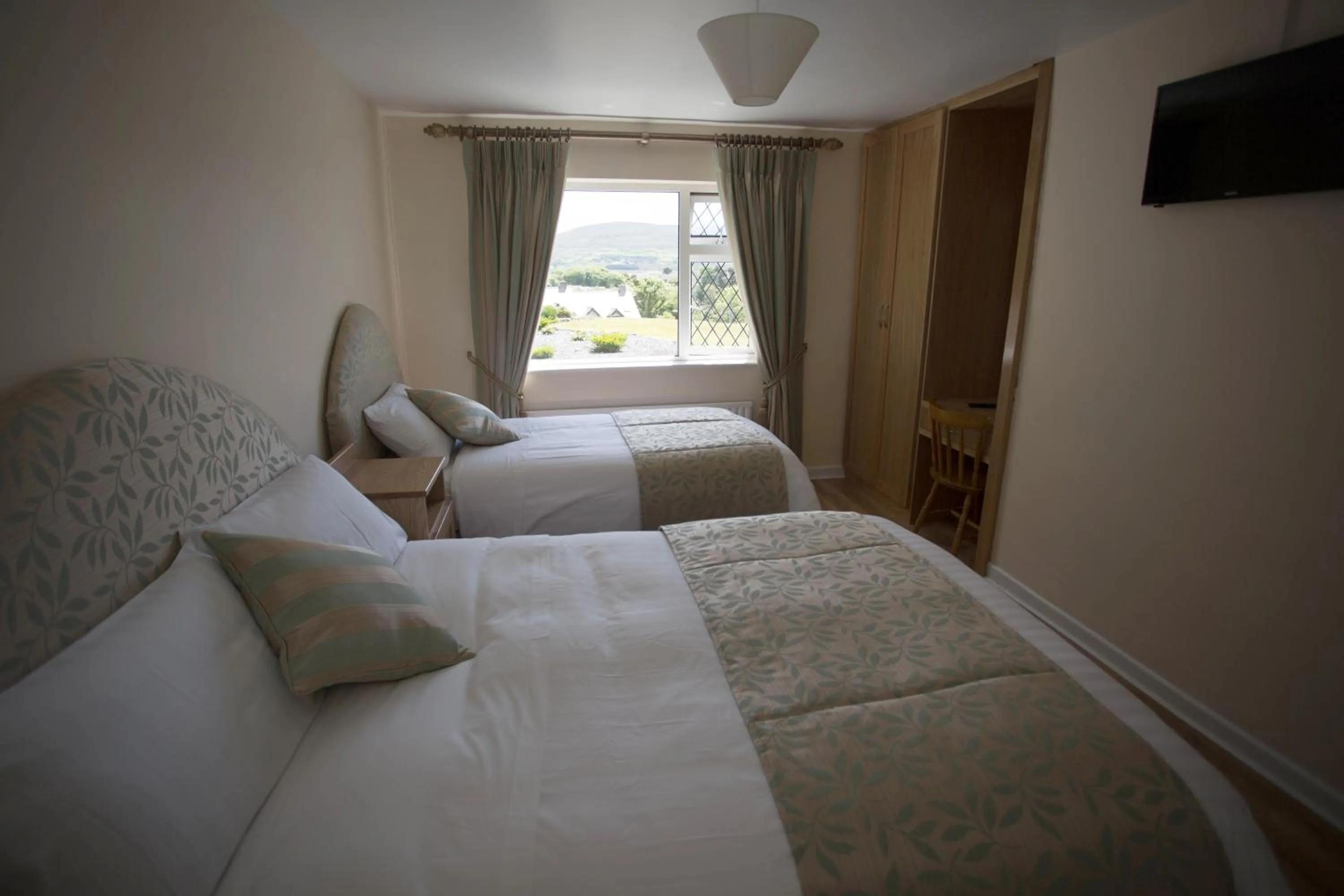 Photo of the whole room, Bed in Island View House