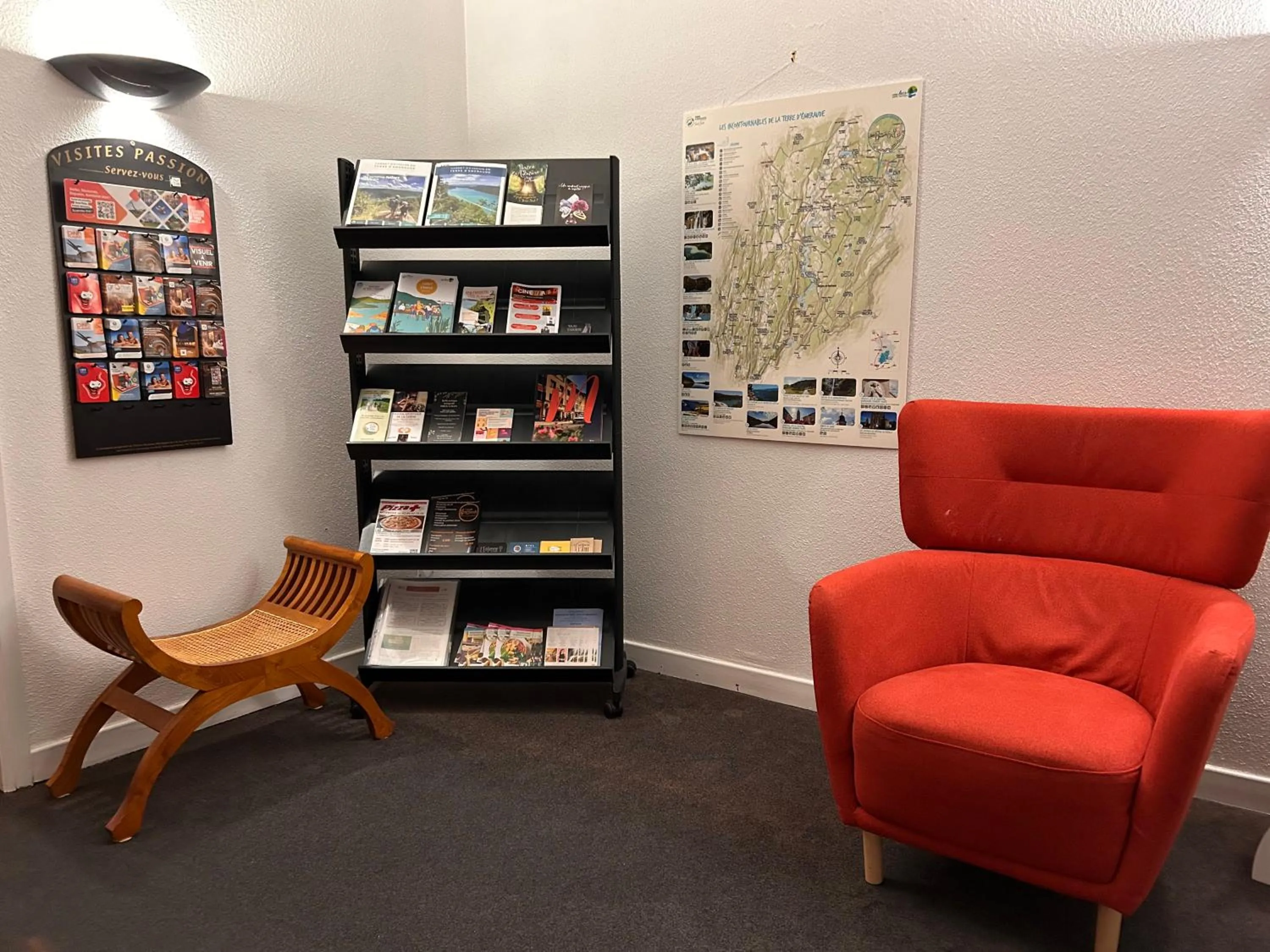 Lobby or reception in Hôtel Le Lacuzon