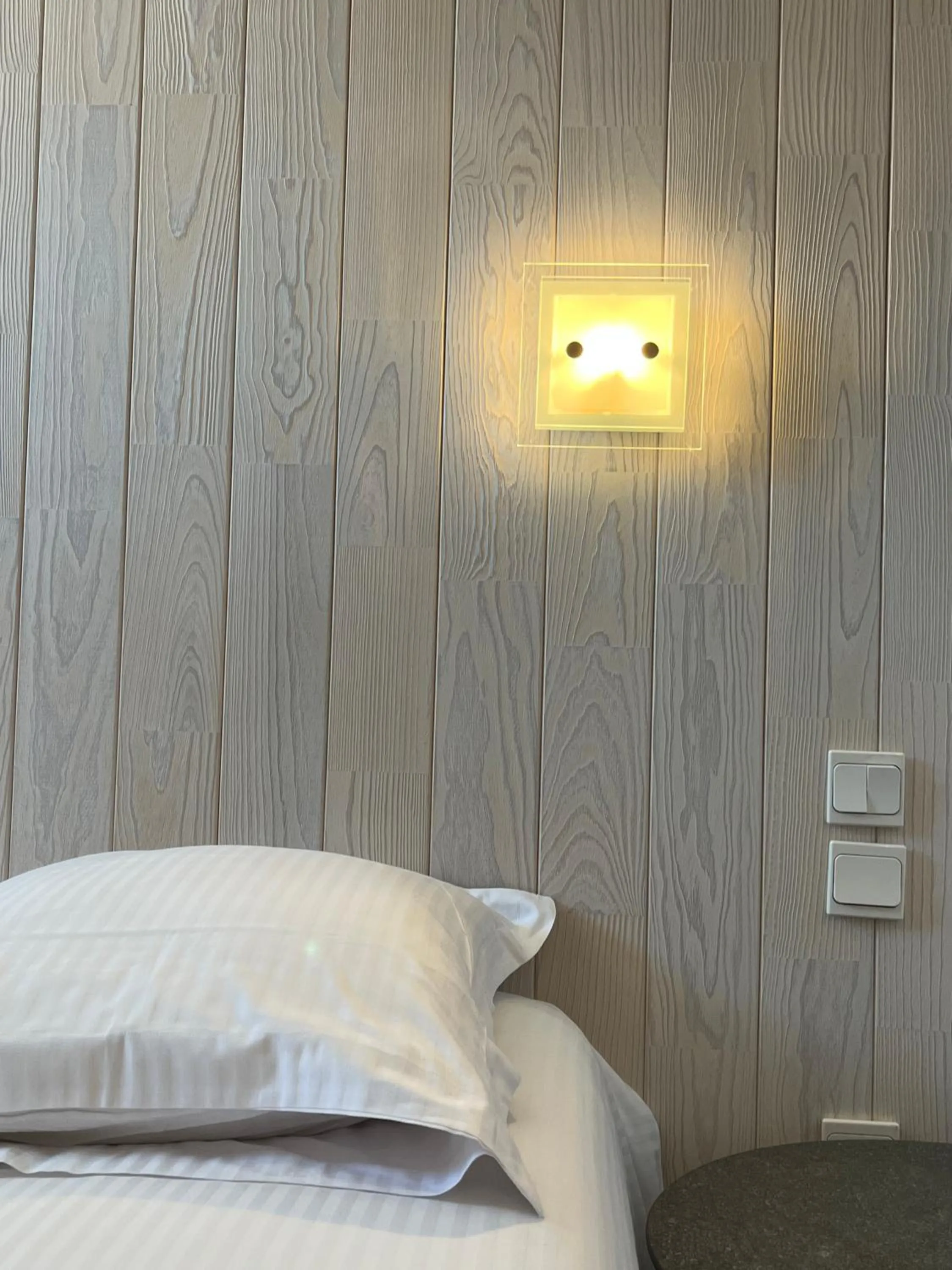 Bedroom, Bed in Hôtel Le Lacuzon