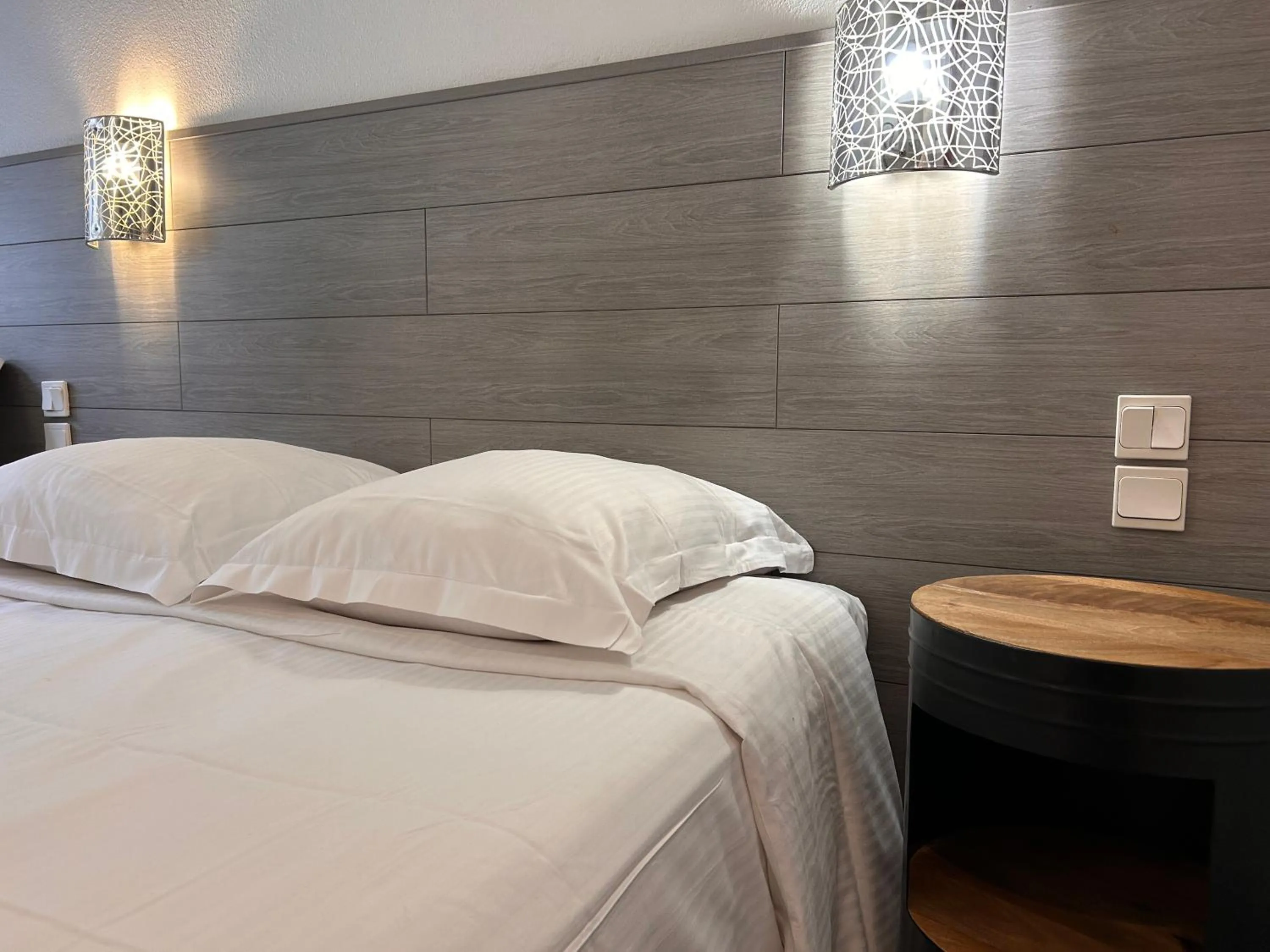 Bedroom, Bed in Hôtel Le Lacuzon