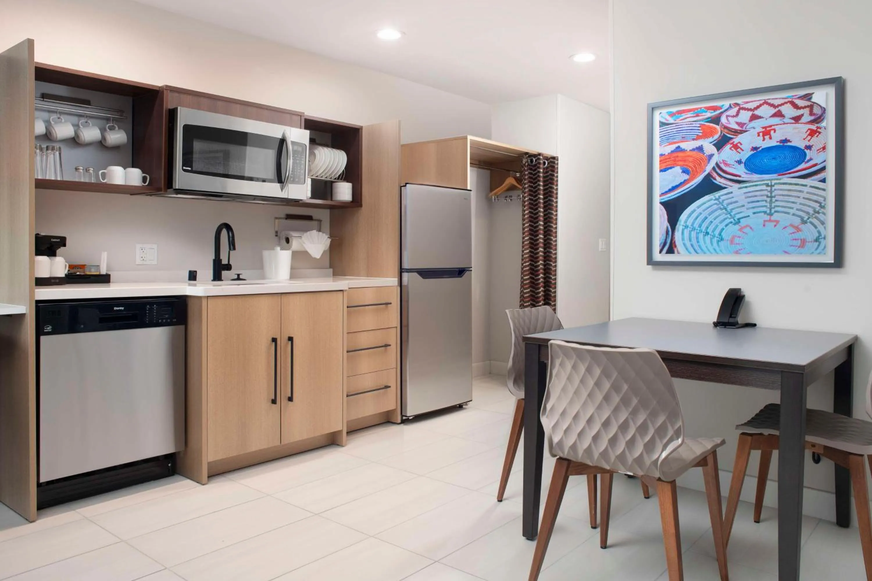 Kitchen or kitchenette in Home2 Suites By Hilton Albuquerque Airport