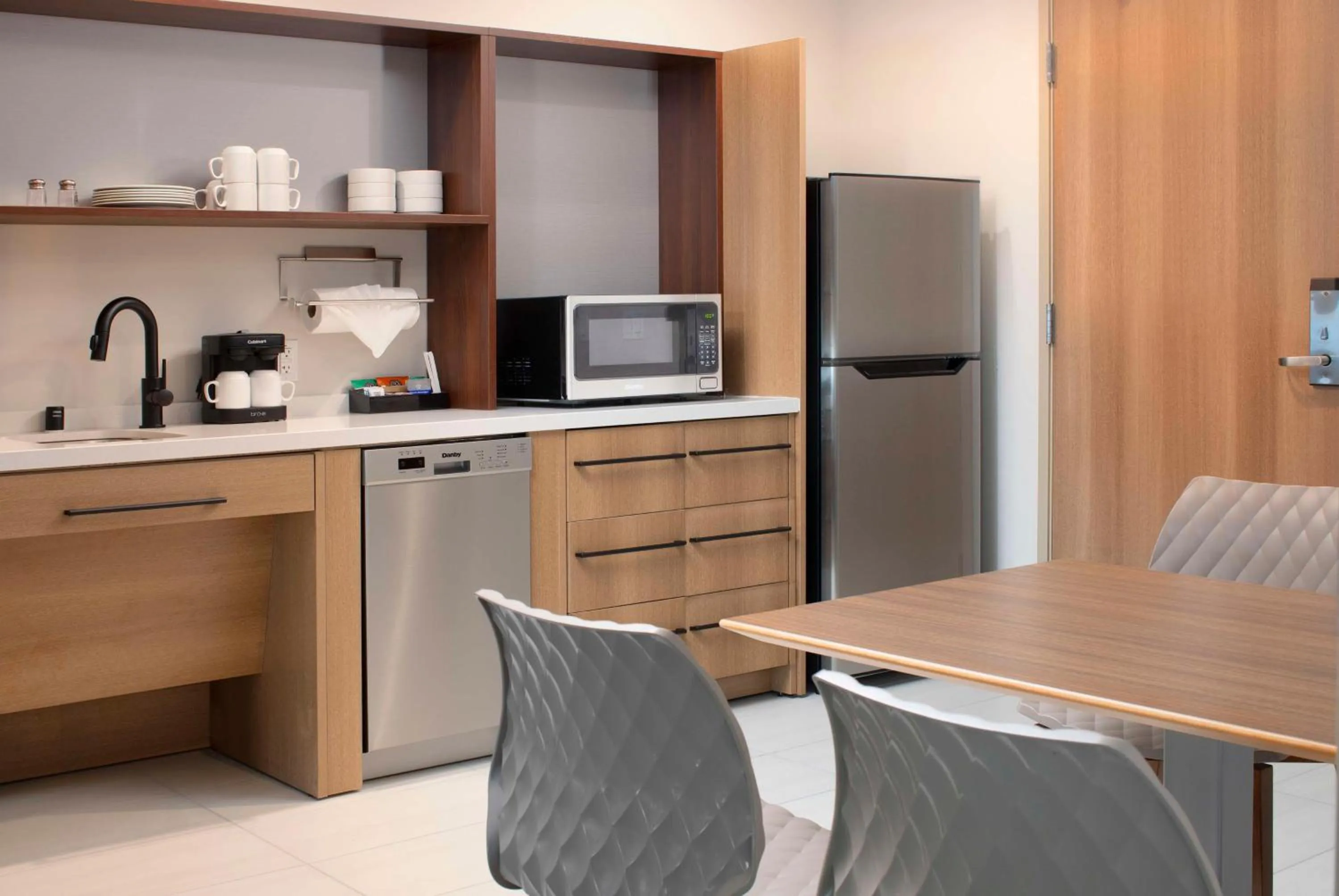 Kitchen or kitchenette in Home2 Suites By Hilton Albuquerque Airport